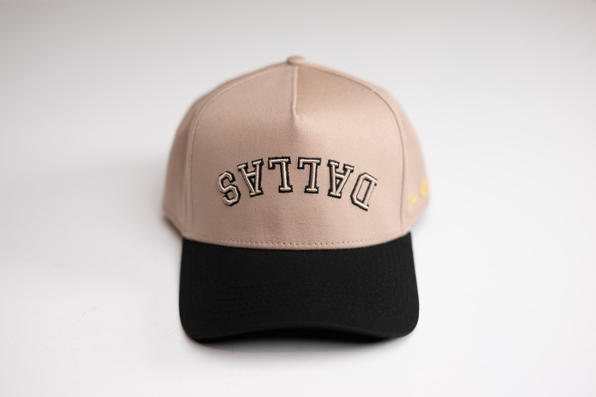 Precurved Dallas snapback - BLACK / PALE MAUVE