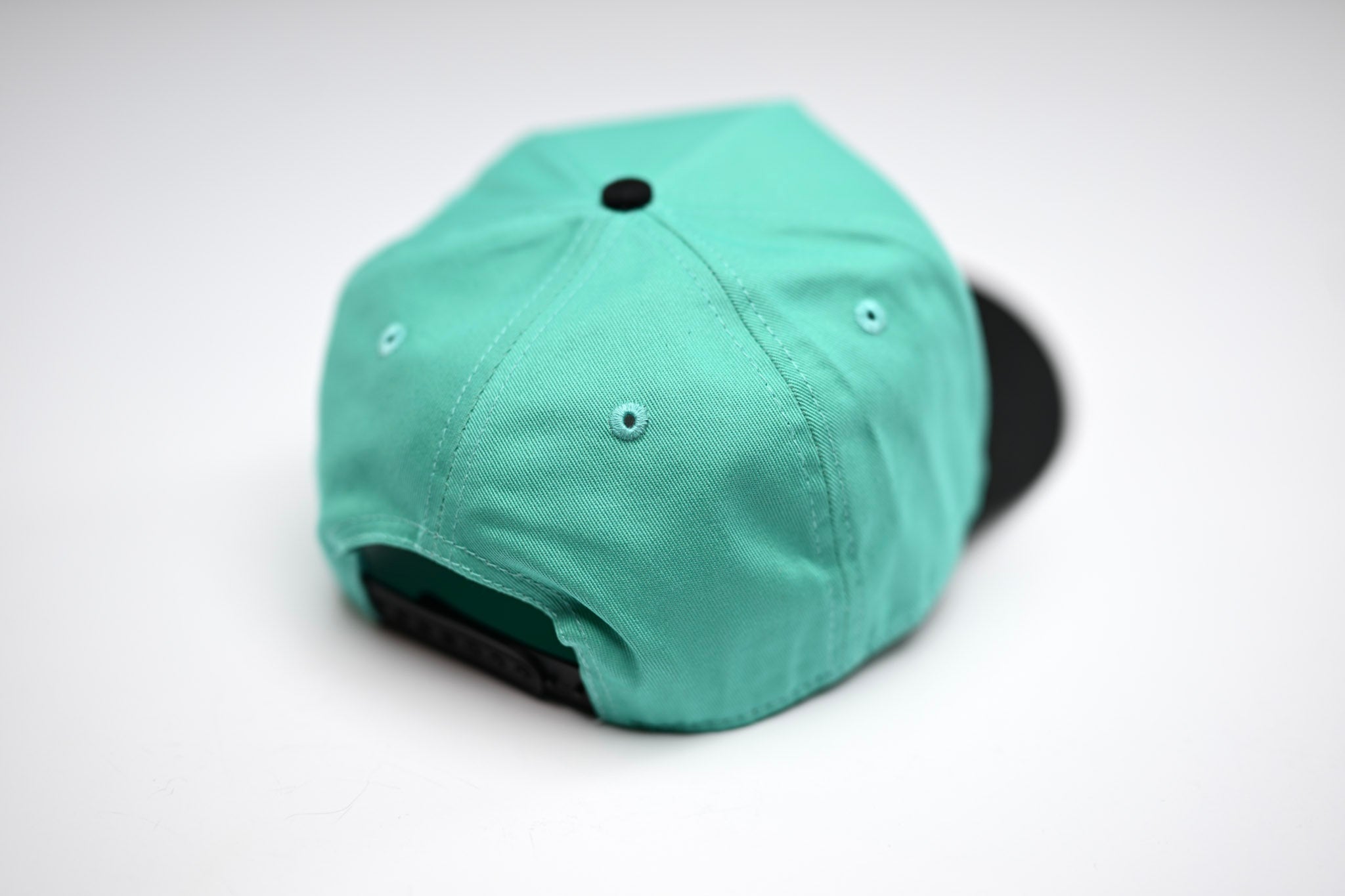 Precurved Classic Dallas snapback - BLACK / CYAN