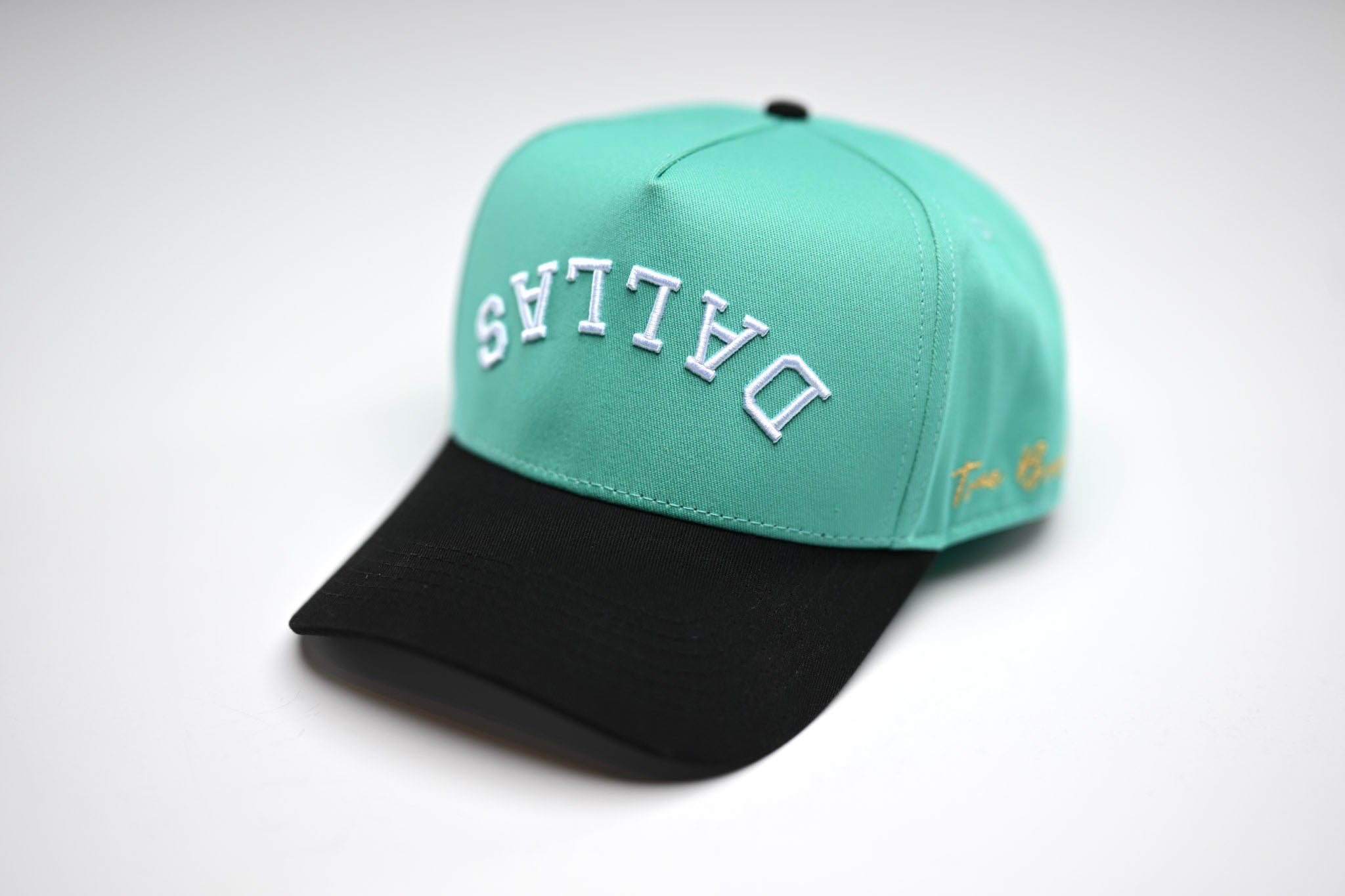 Precurved Classic Dallas snapback - BLACK / CYAN
