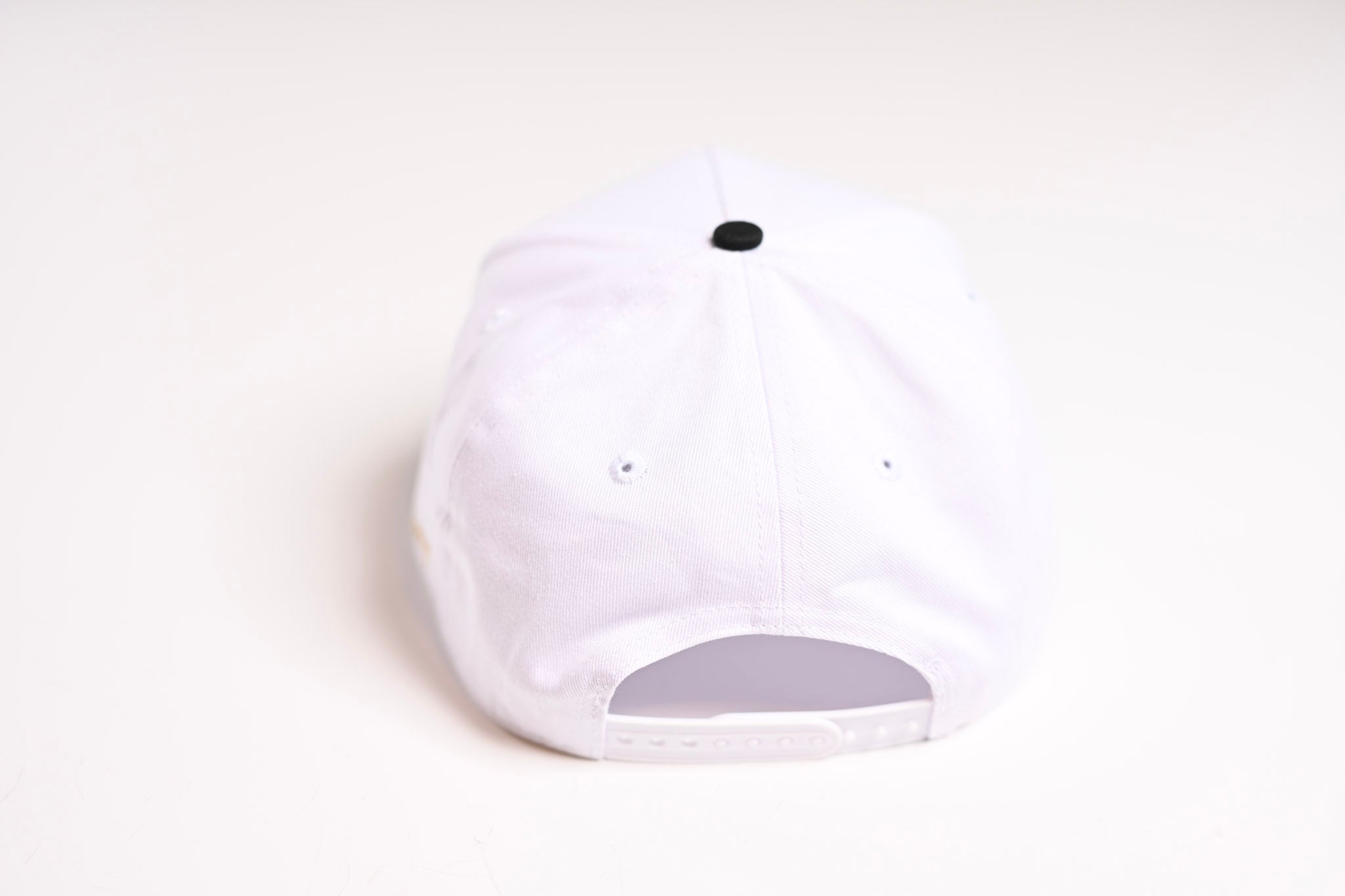 Precurved Dallas snapback - BLACK / WHITE w/ red under-brim