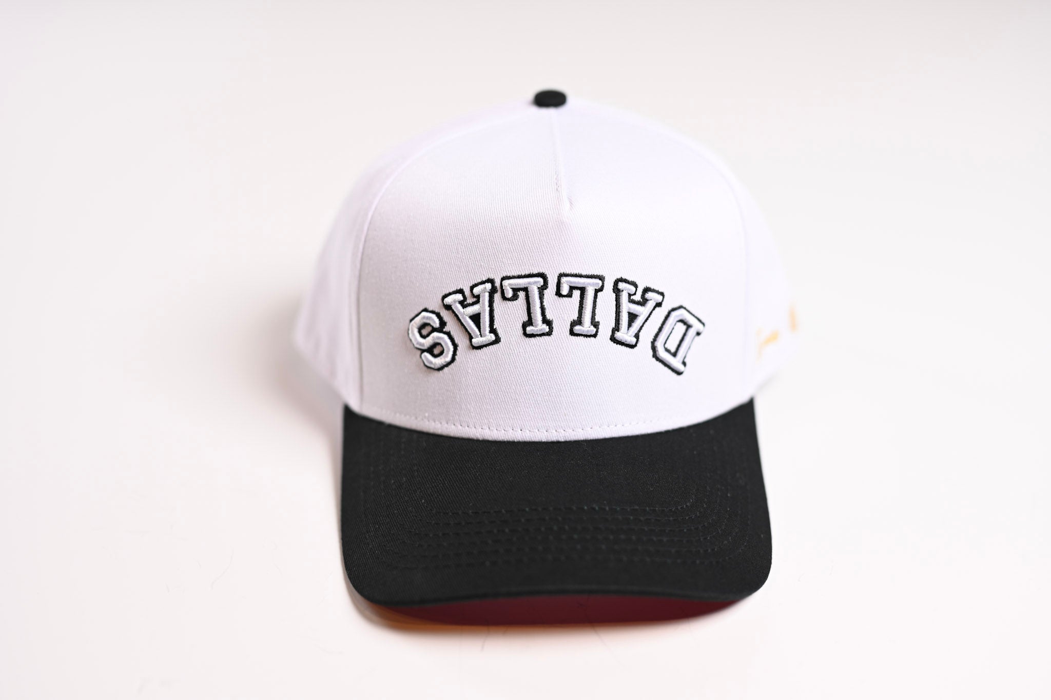 Precurved Dallas snapback - BLACK / WHITE w/ red under-brim