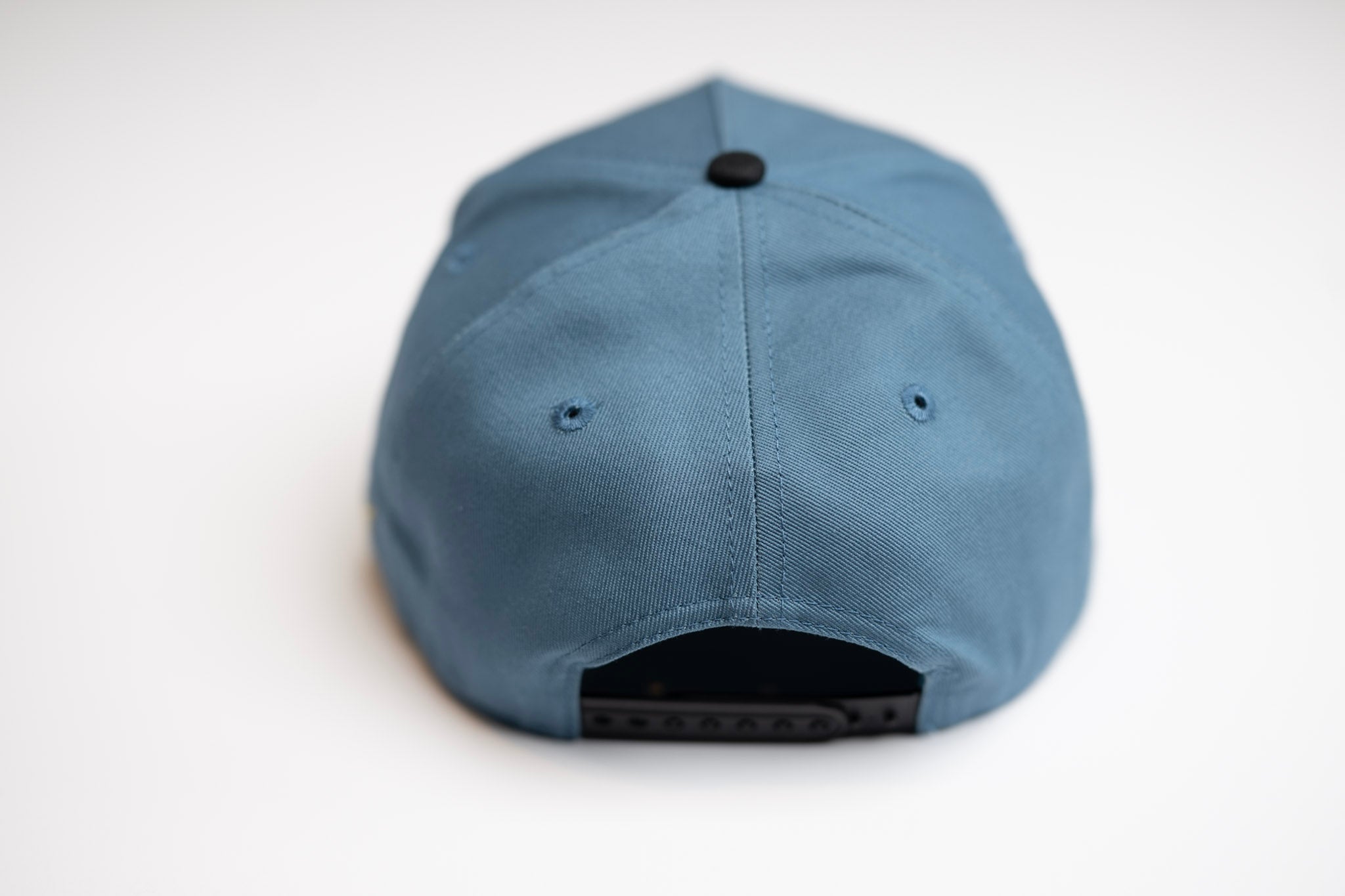 Precurved Dallas snapback - BLACK / STEEL BLUE