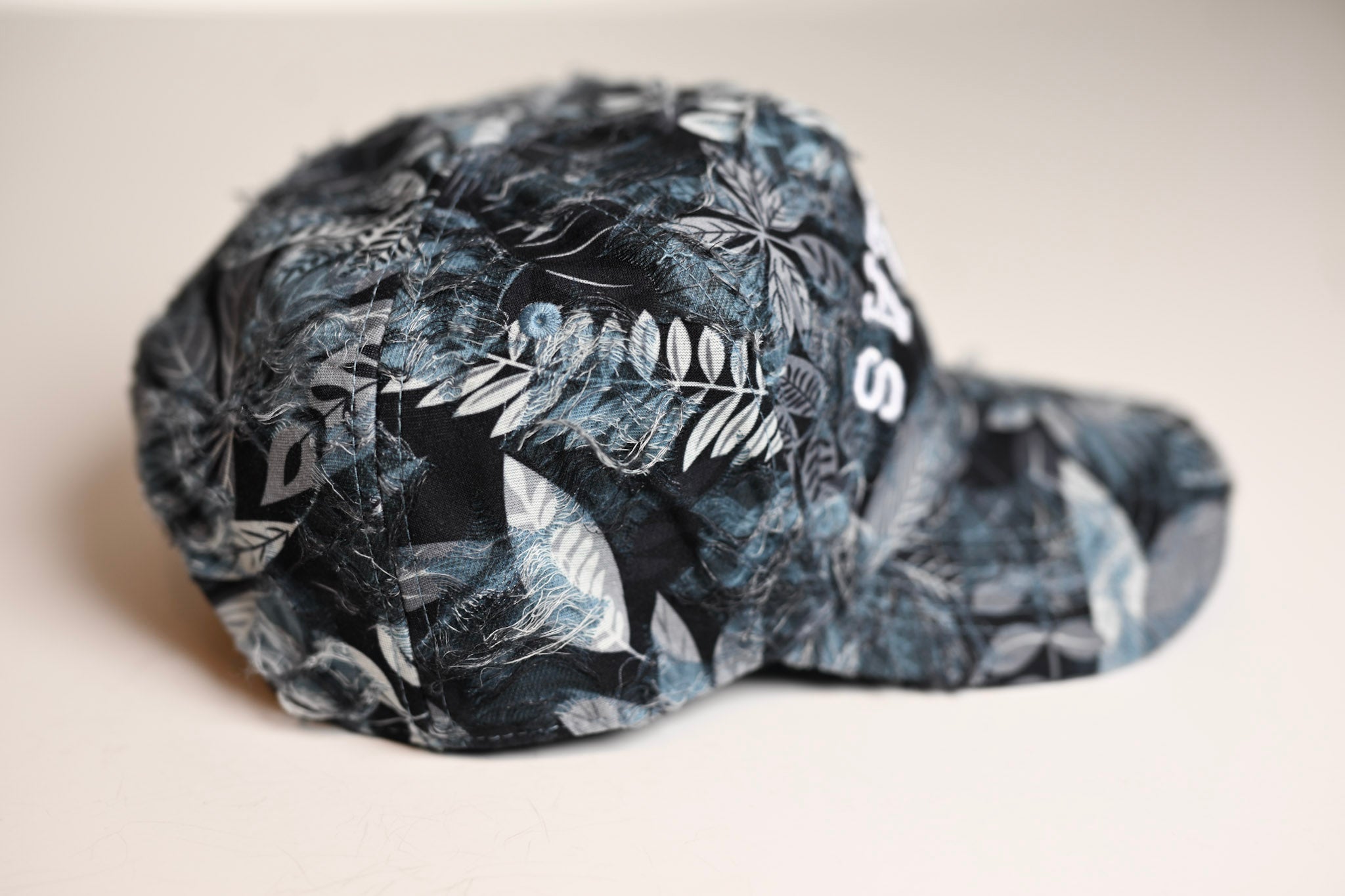 Floral distressed denim - BLACK BLUE