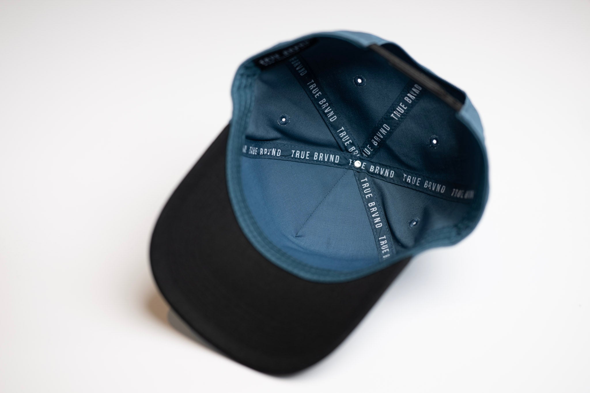 Precurved Dallas snapback - BLACK / STEEL BLUE