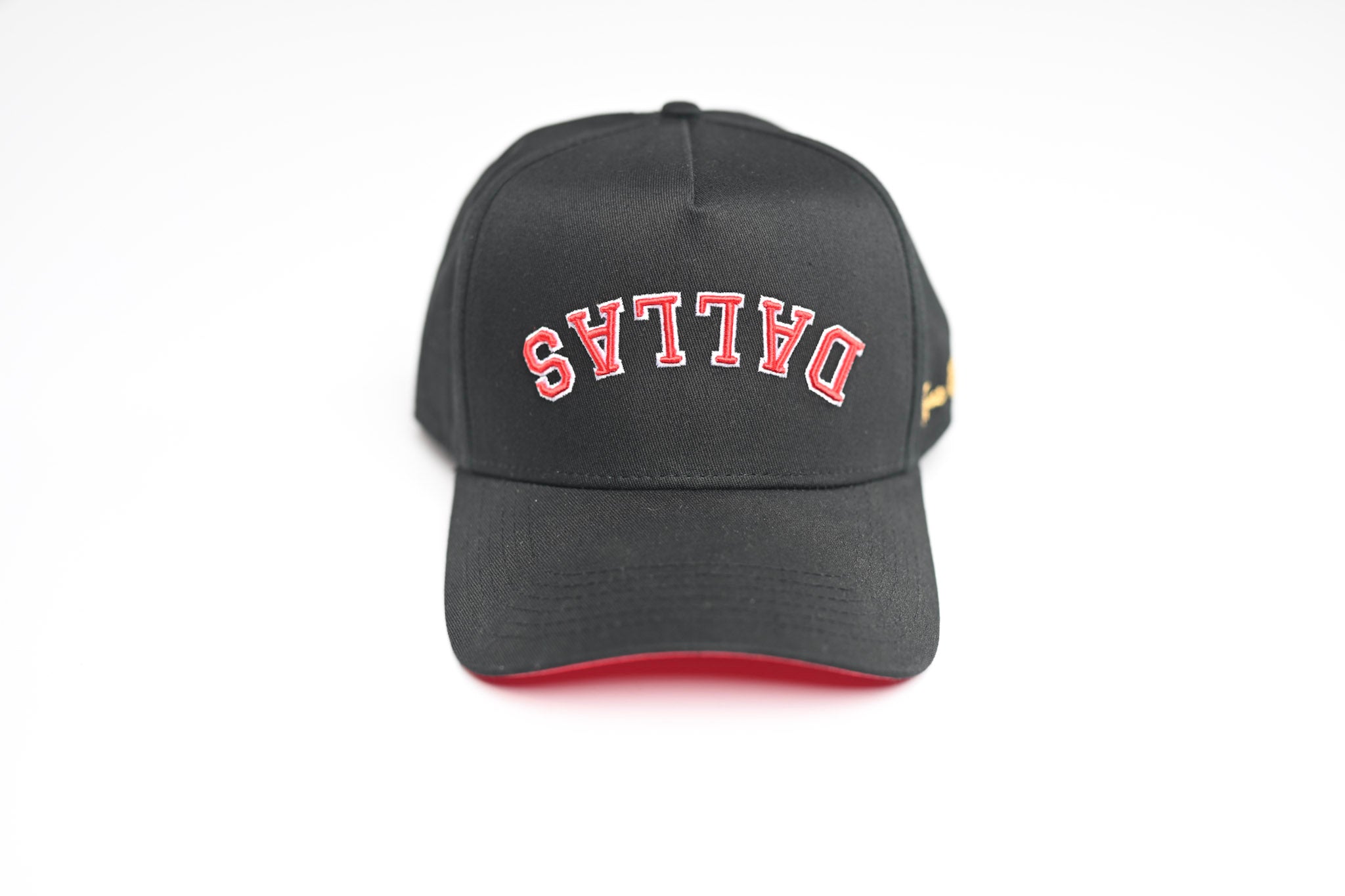 Precurved Classic Dallas snapback - BLACK w/ Red
