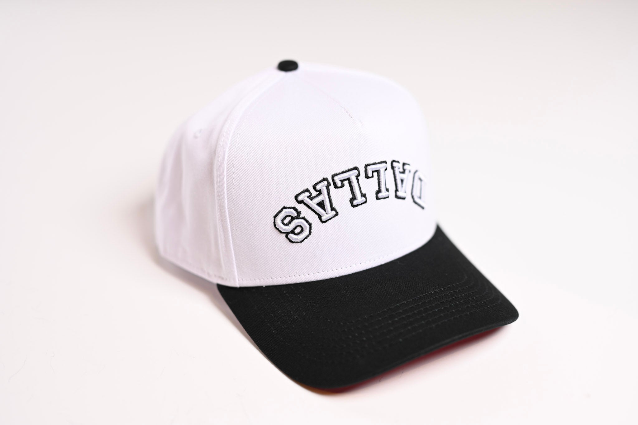 Precurved Dallas snapback - BLACK / WHITE w/ red under-brim
