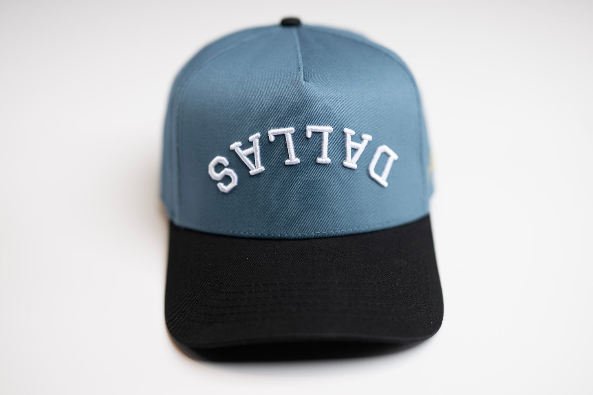 Precurved Dallas snapback - BLACK / STEEL BLUE