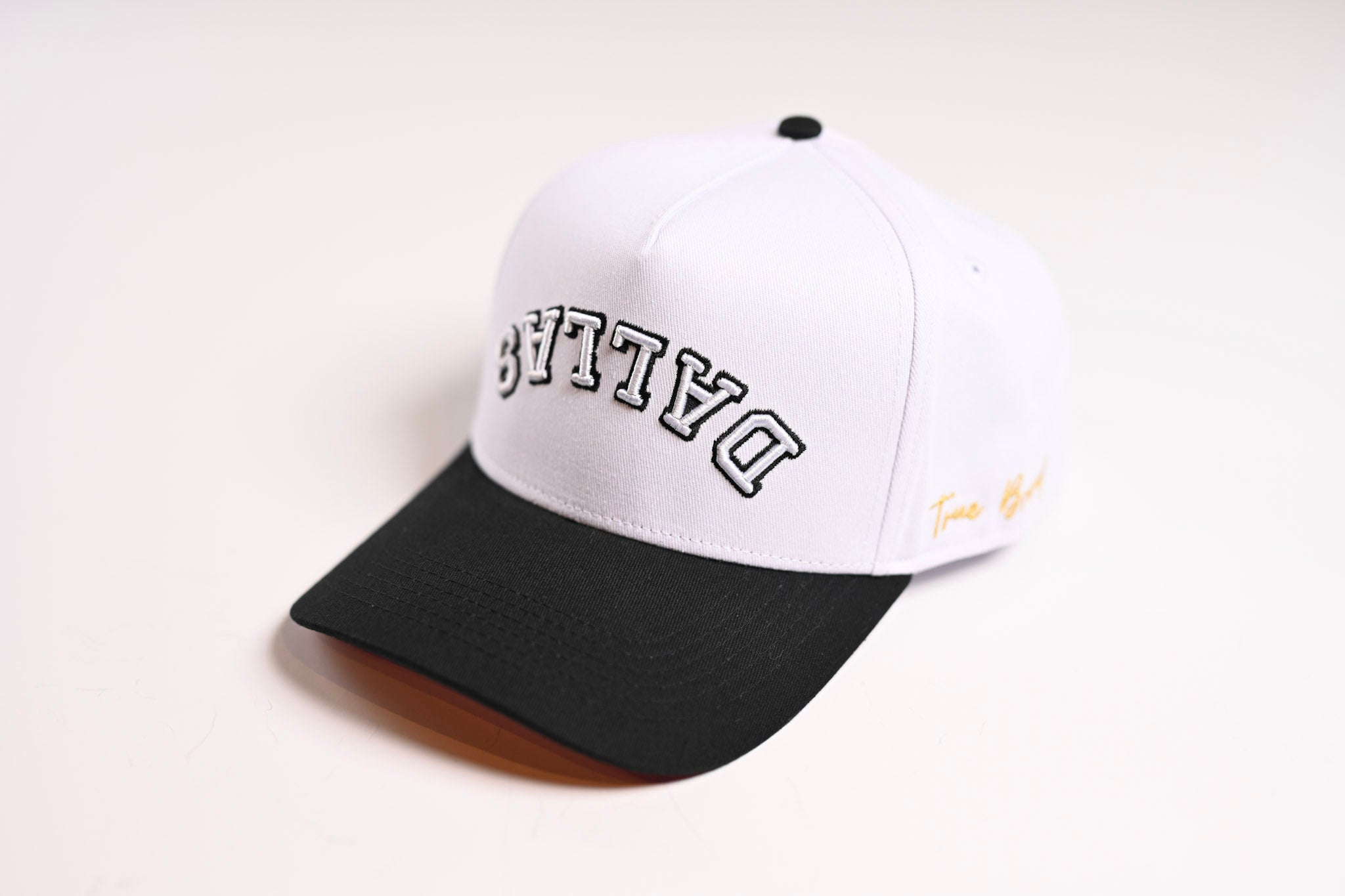 Precurved Dallas snapback - BLACK / WHITE w/ red under-brim