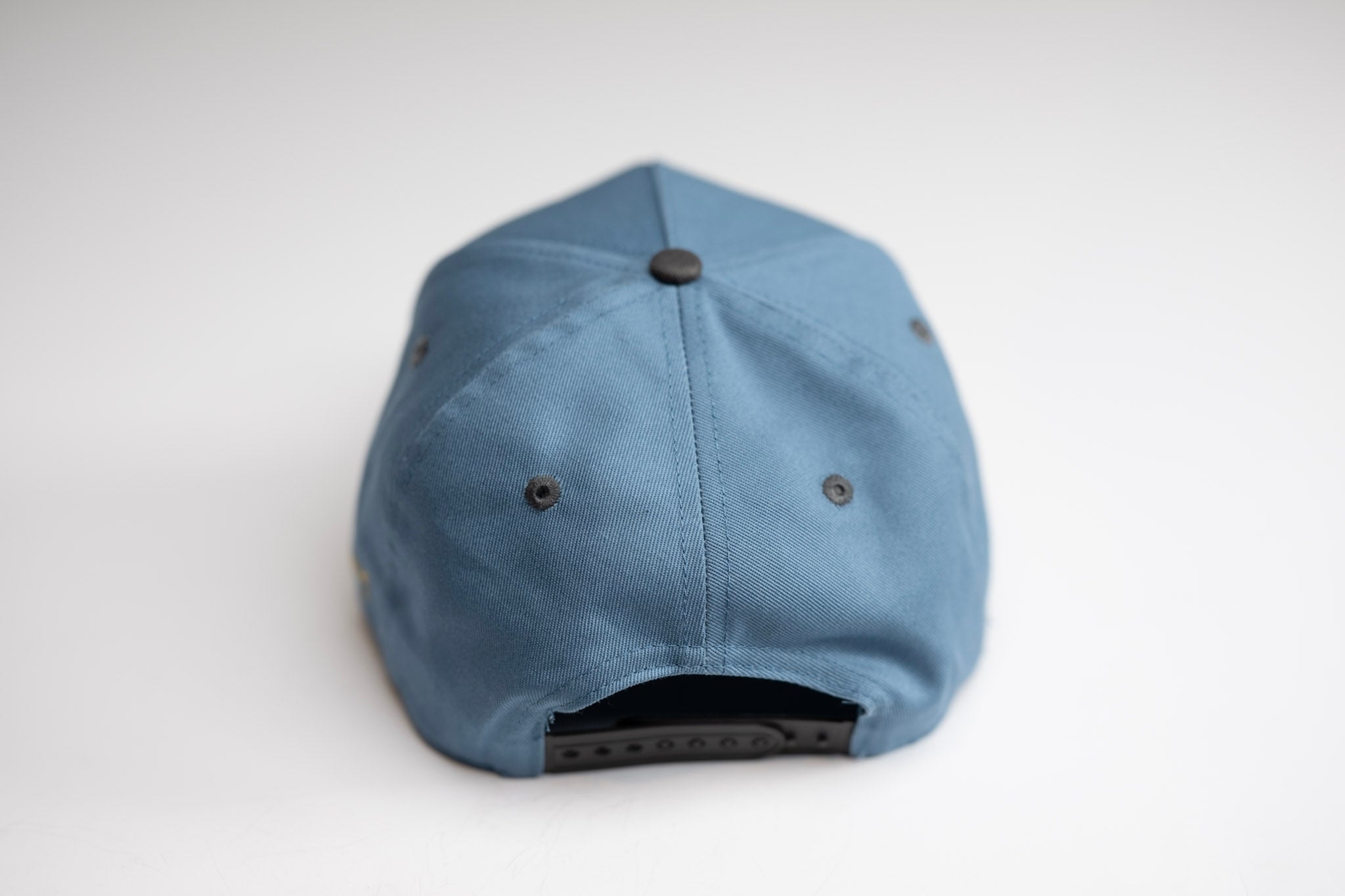 Precurved Dallas snapback - CHARCOAL / STEEL BLUE