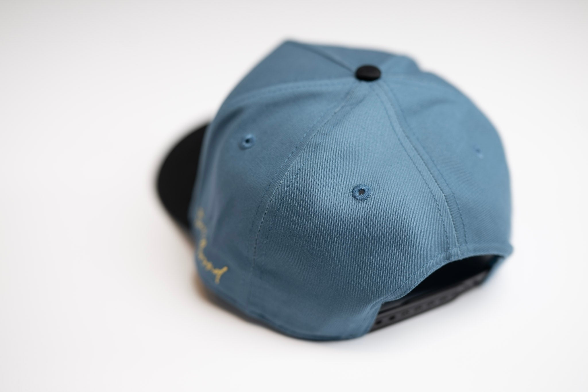 Precurved Dallas snapback - BLACK / STEEL BLUE