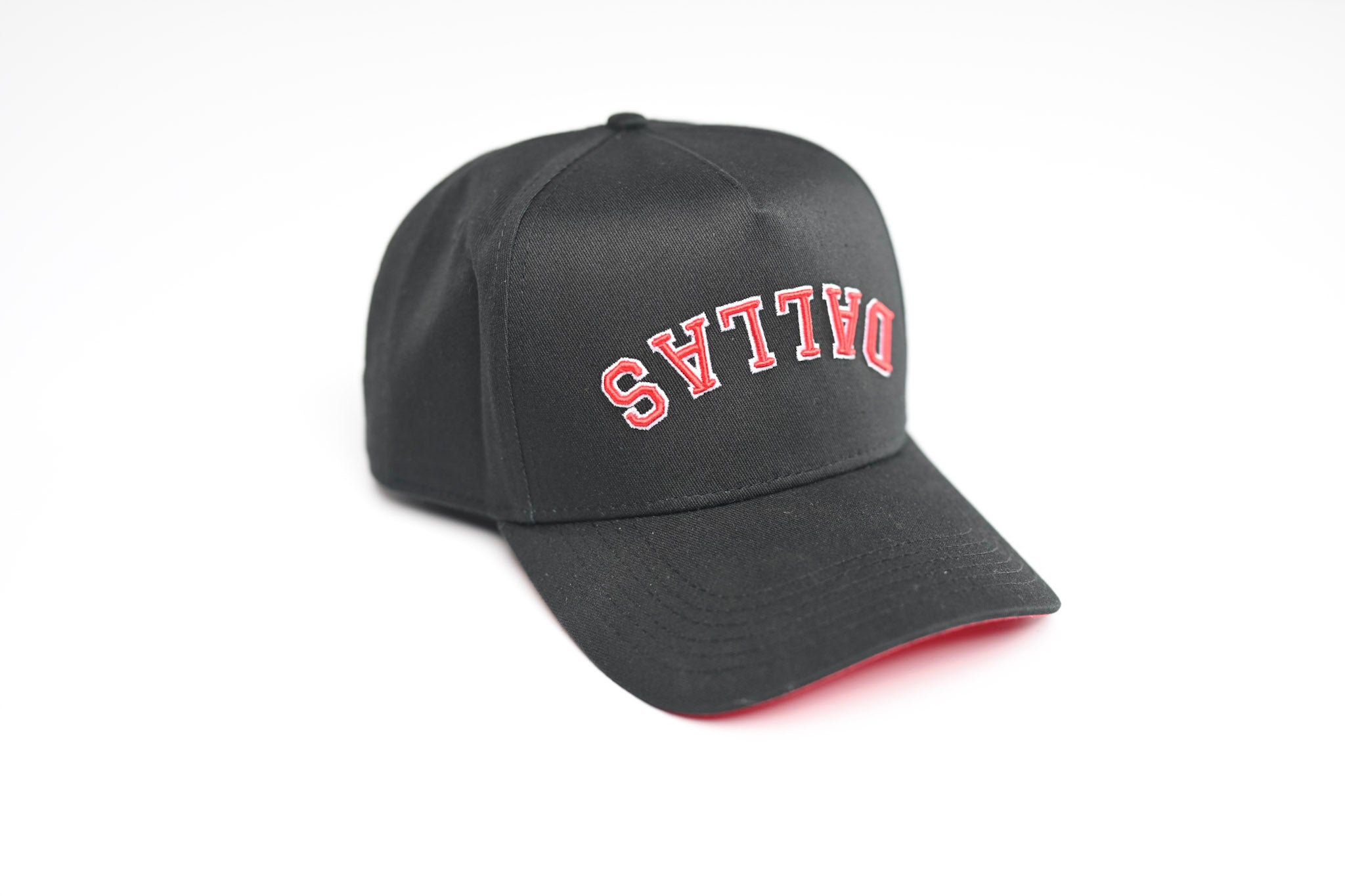 Precurved Classic Dallas snapback - BLACK w/ Red