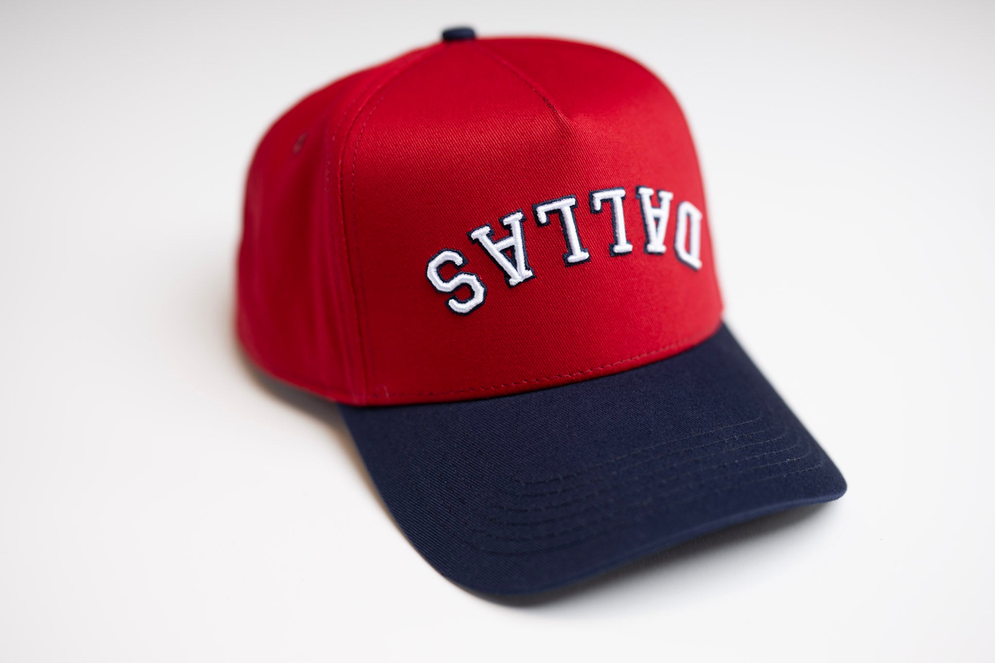 Precurved Dallas snapback - NAVY / RED