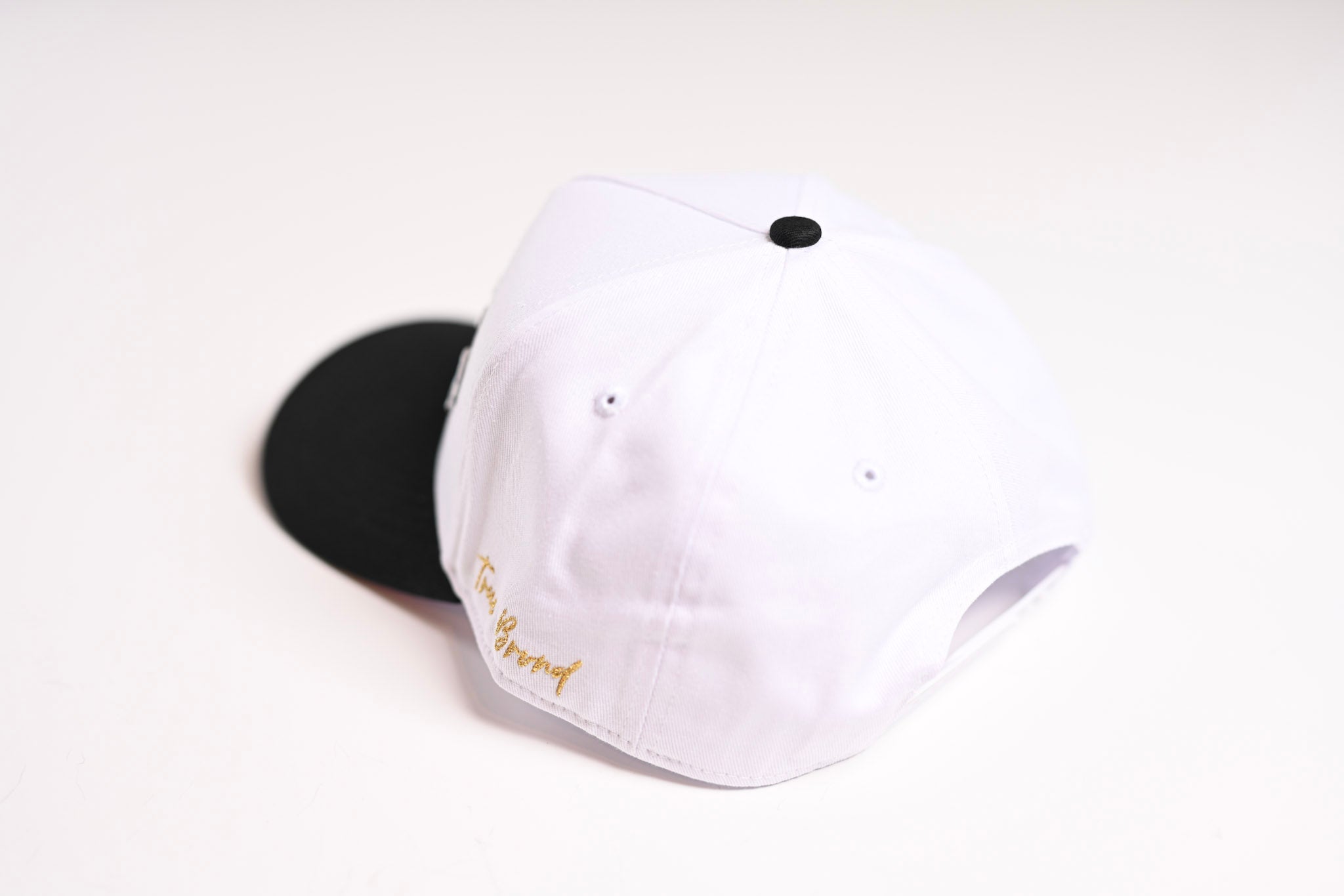 Precurved Dallas snapback - BLACK / WHITE w/ red under-brim