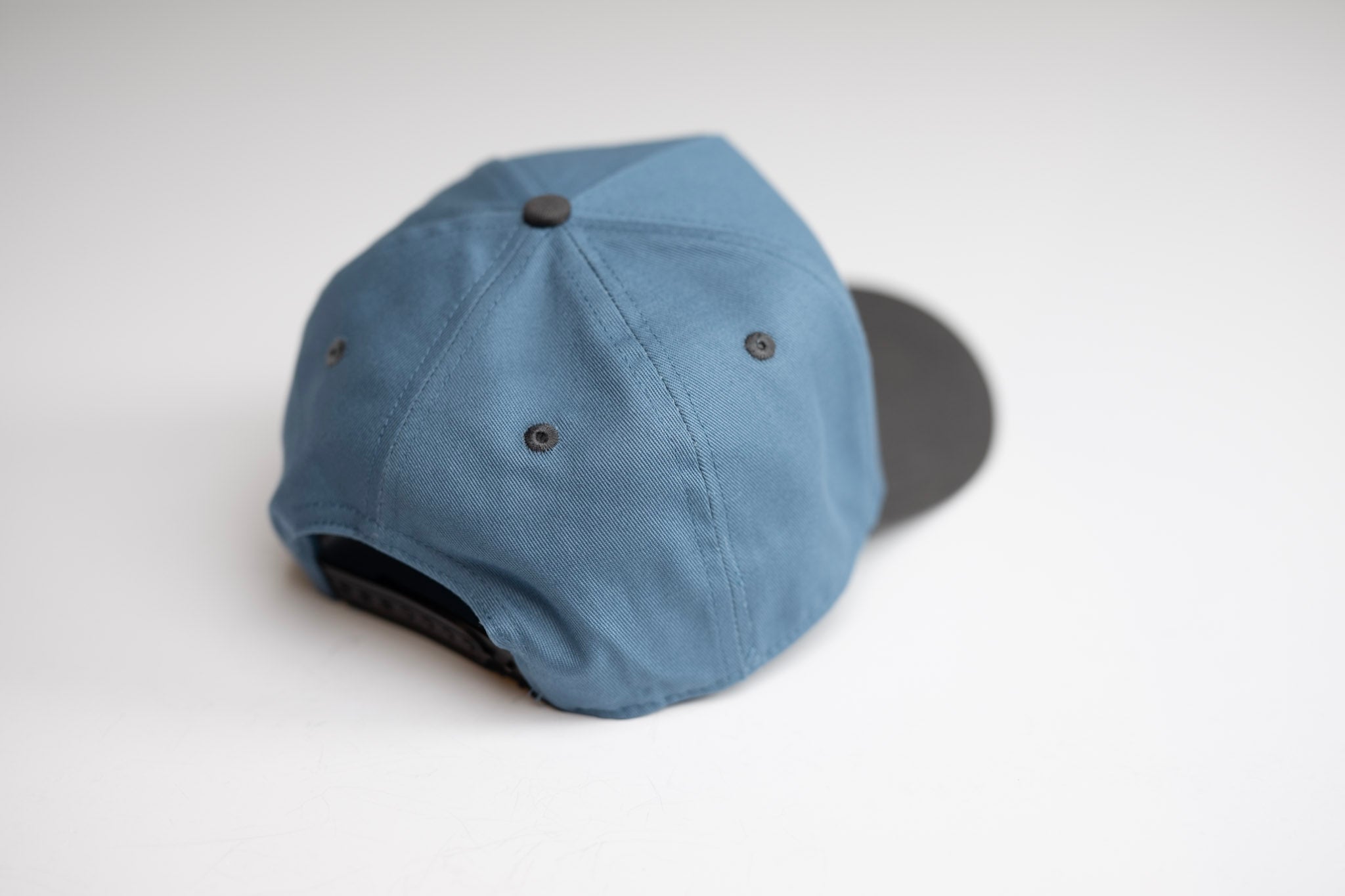 Precurved Dallas snapback - CHARCOAL / STEEL BLUE
