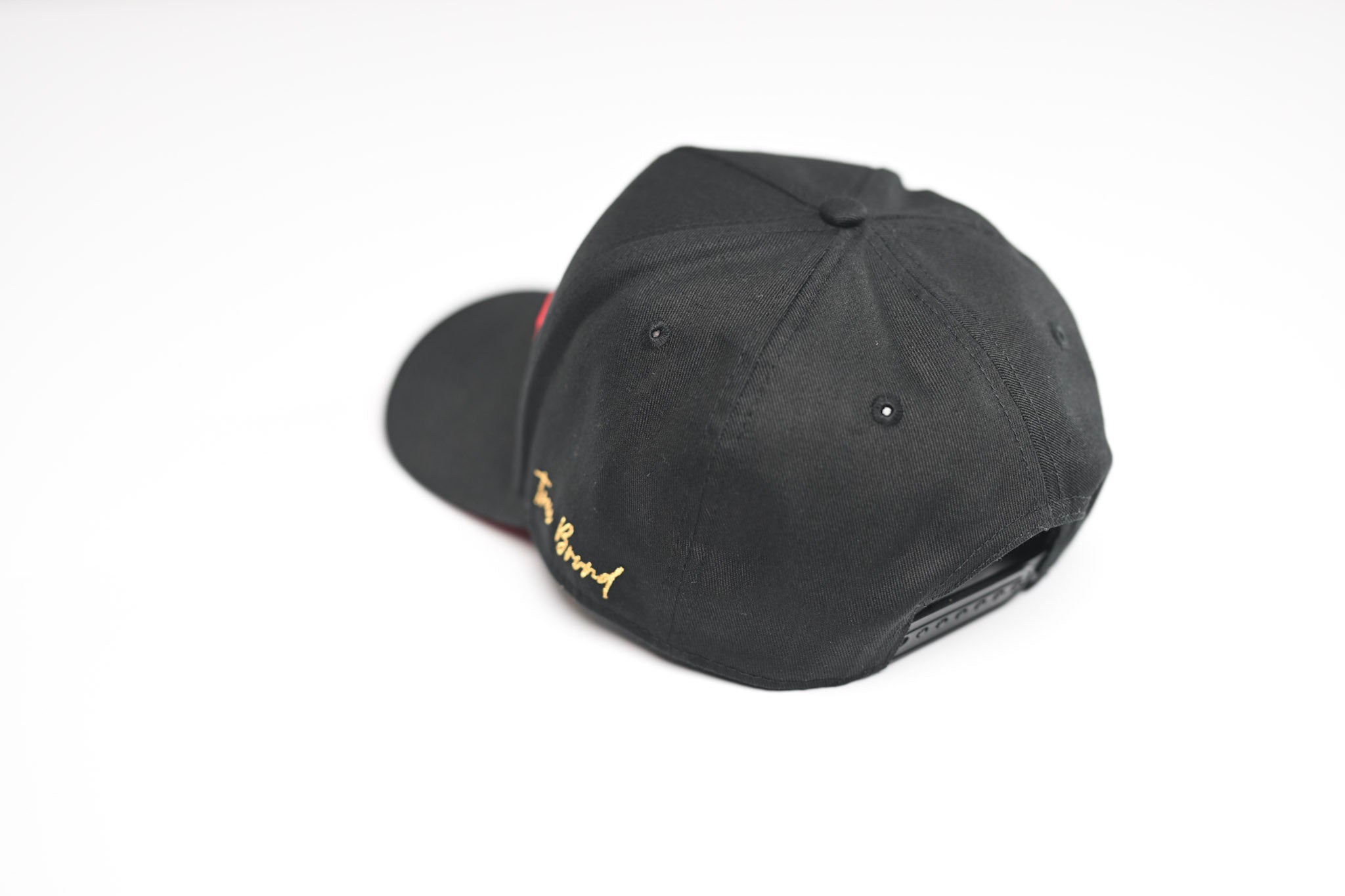 Precurved Classic Dallas snapback - BLACK w/ Red