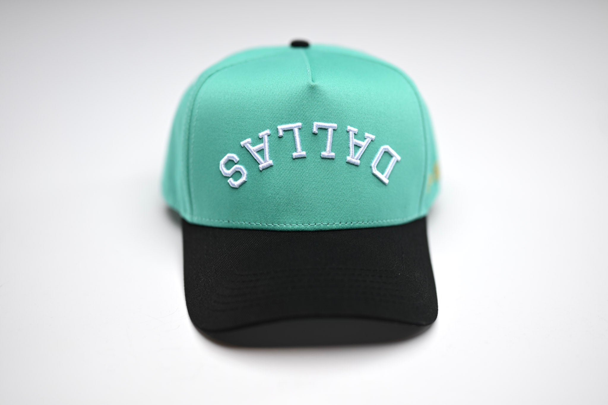 Precurved Classic Dallas snapback - BLACK / CYAN