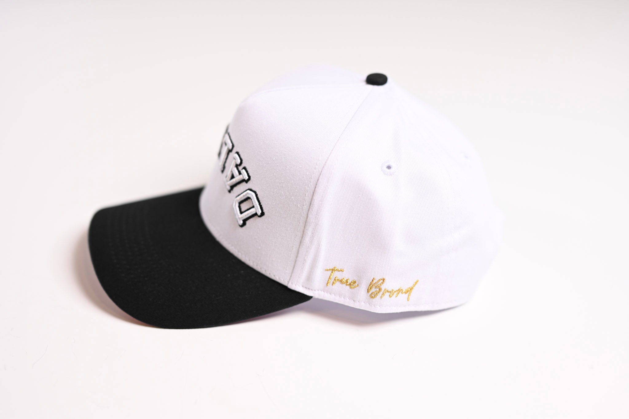Precurved Dallas snapback - BLACK / WHITE w/ red under-brim