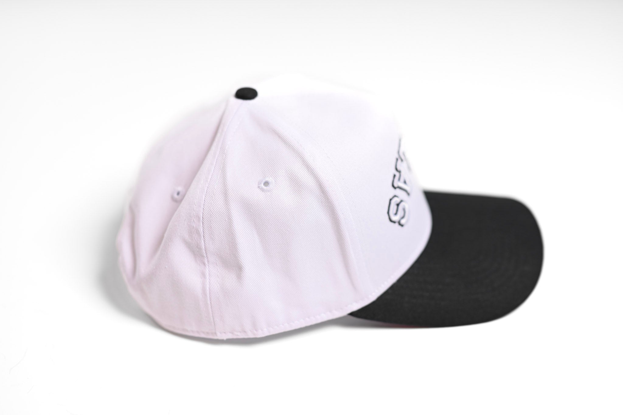 Precurved Dallas snapback - BLACK / WHITE w/ red under-brim
