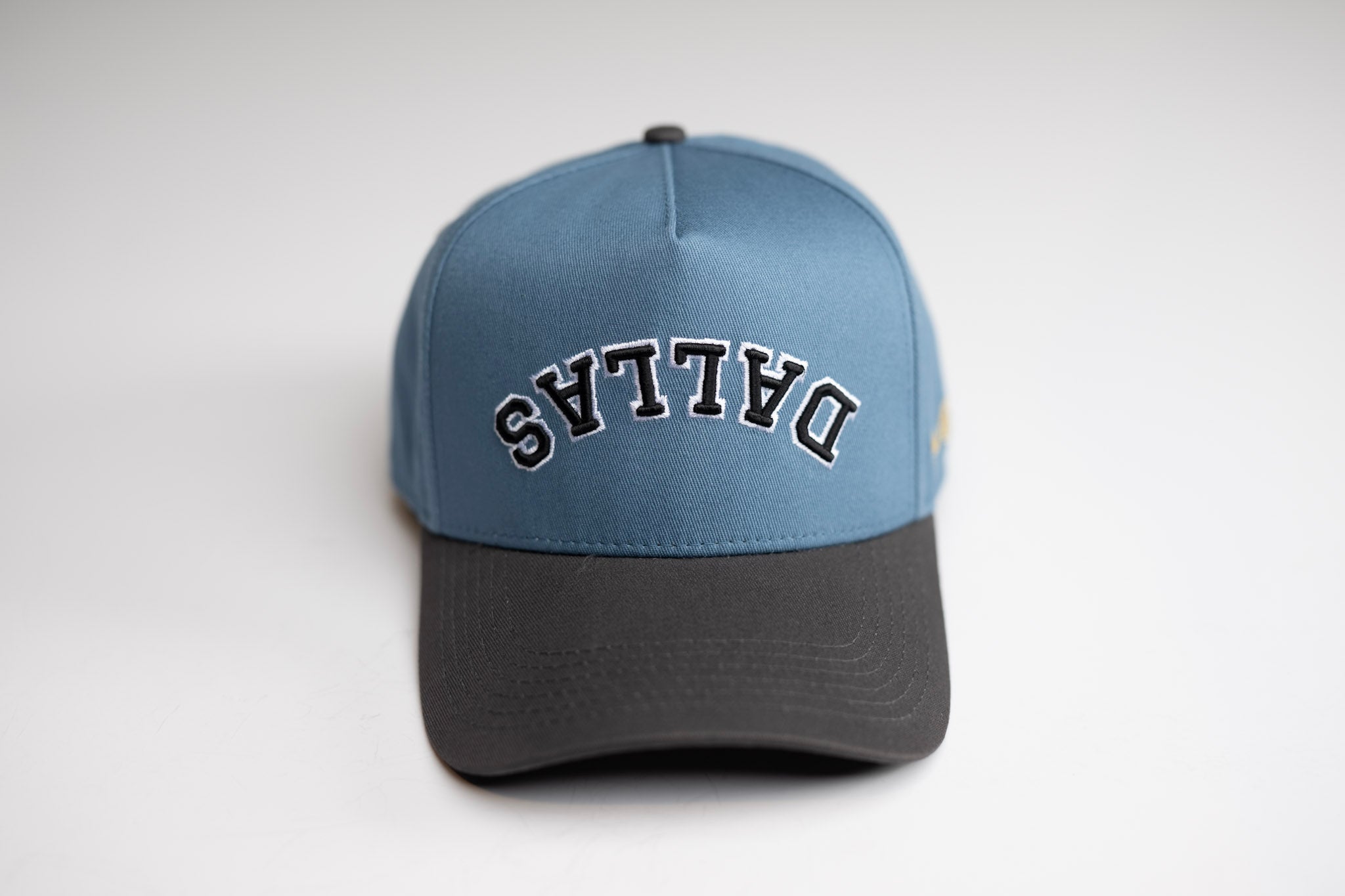 Precurved Dallas snapback - CHARCOAL / STEEL BLUE