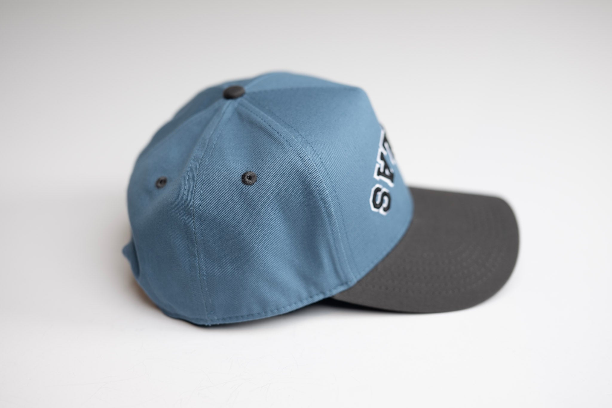 Precurved Dallas snapback - CHARCOAL / STEEL BLUE
