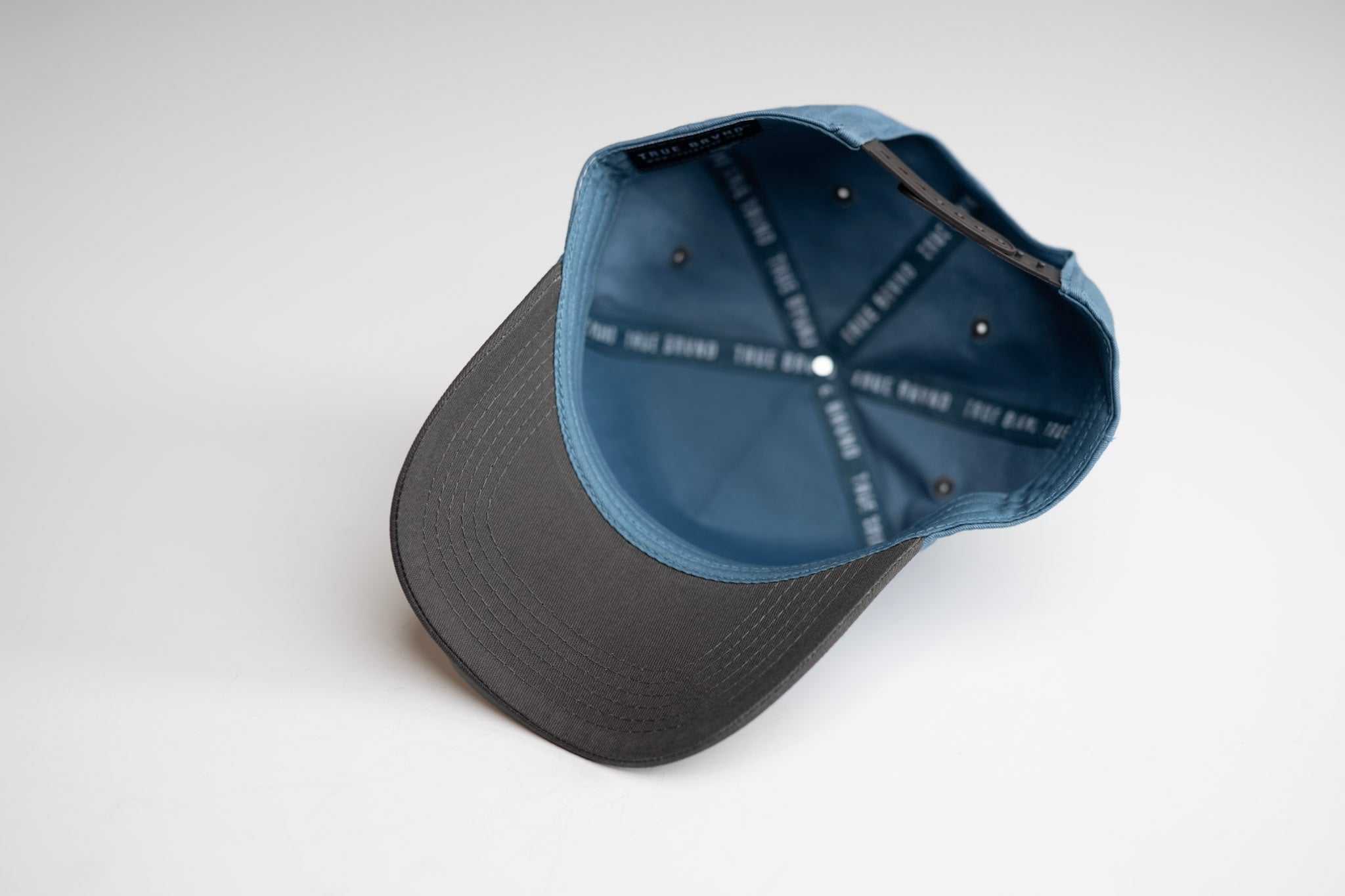 Precurved Dallas snapback - CHARCOAL / STEEL BLUE