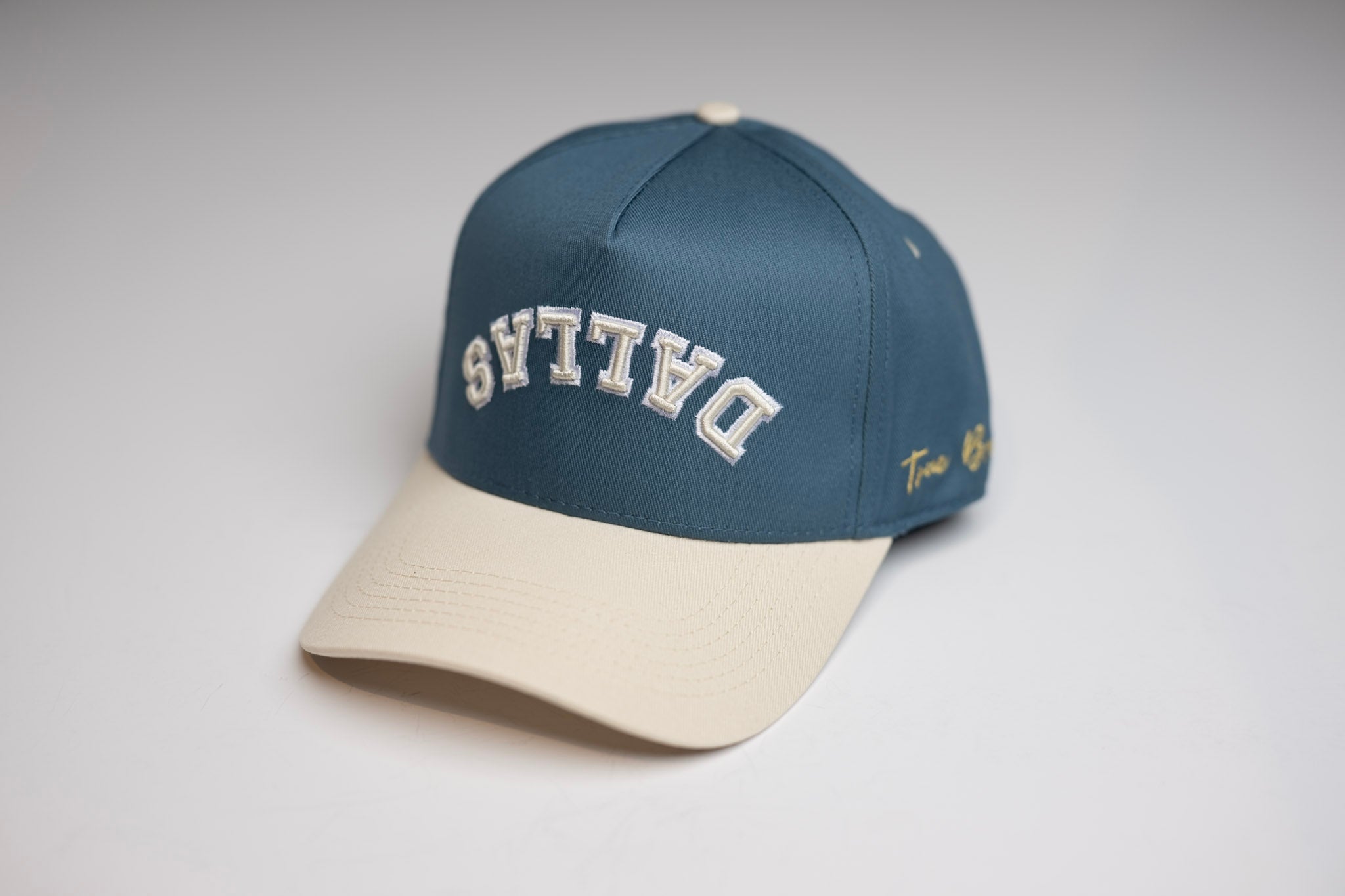 Precurved Dallas snapback - OFFWHITE / STEEL BLUE – True Brvnd