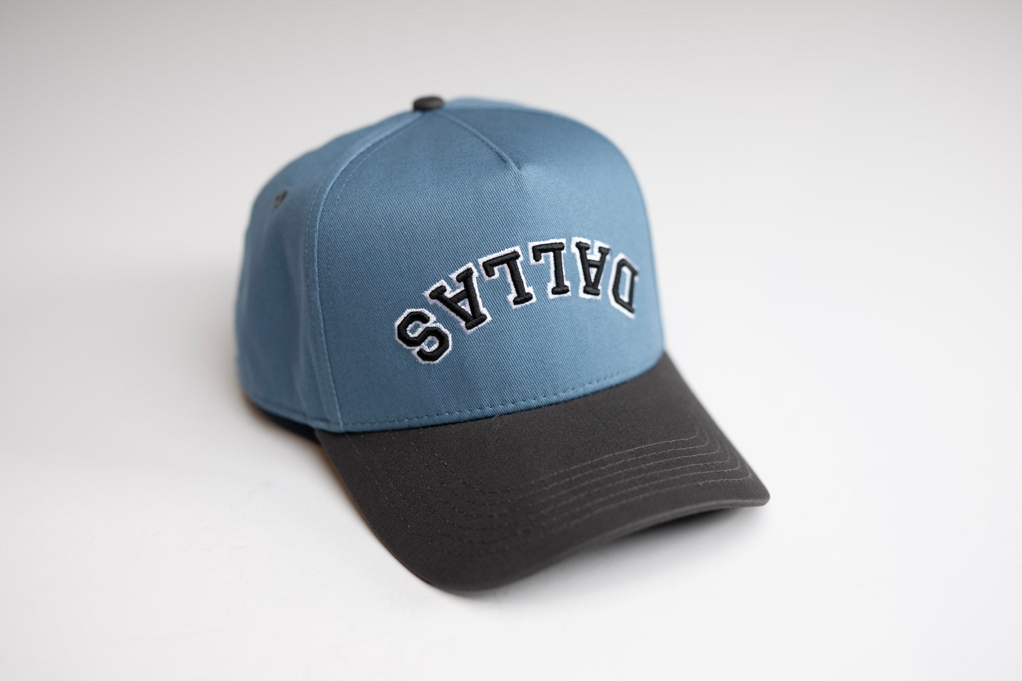 Precurved Dallas snapback - CHARCOAL / STEEL BLUE