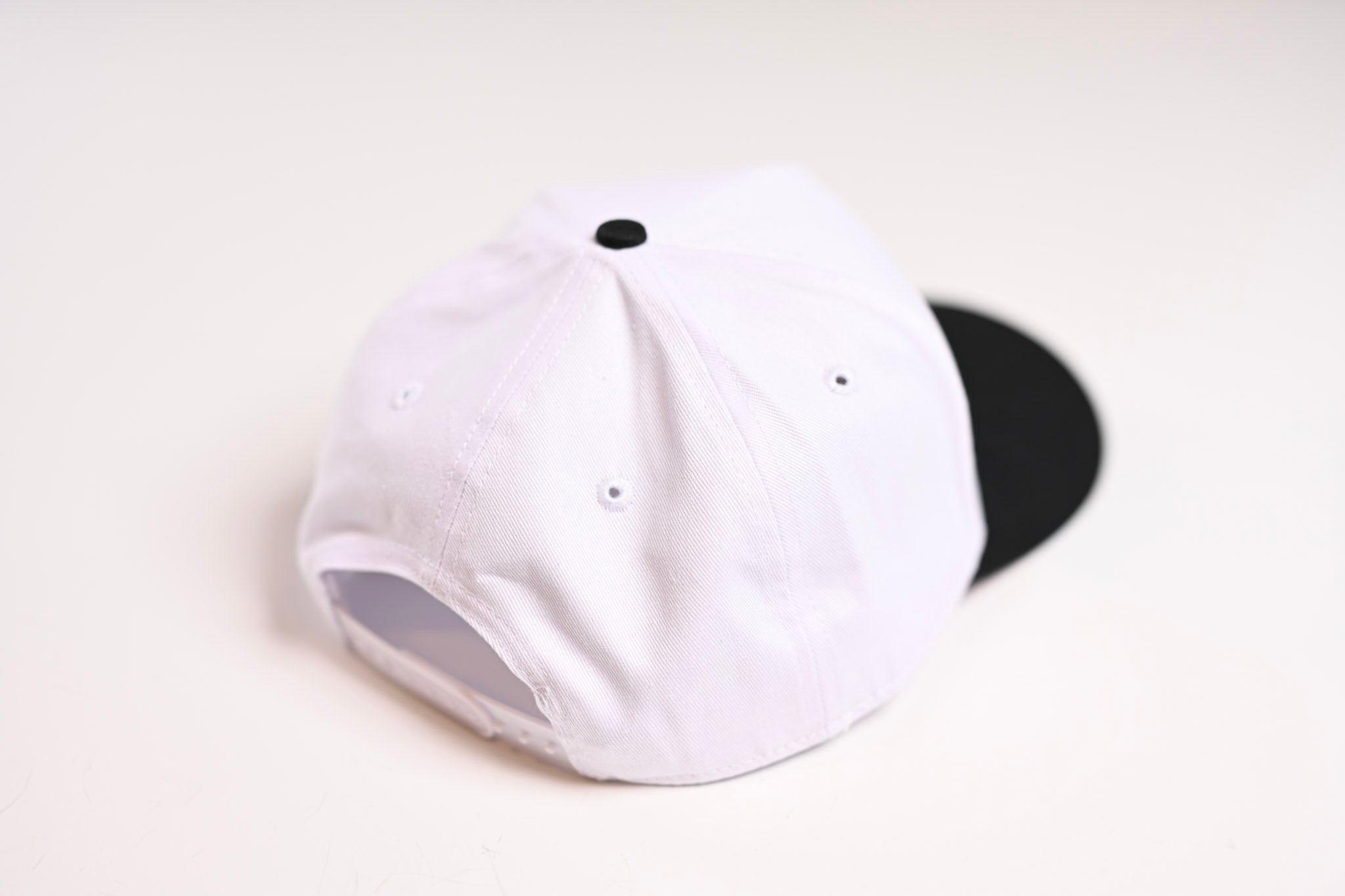 Precurved Dallas snapback - BLACK / WHITE w/ red under-brim