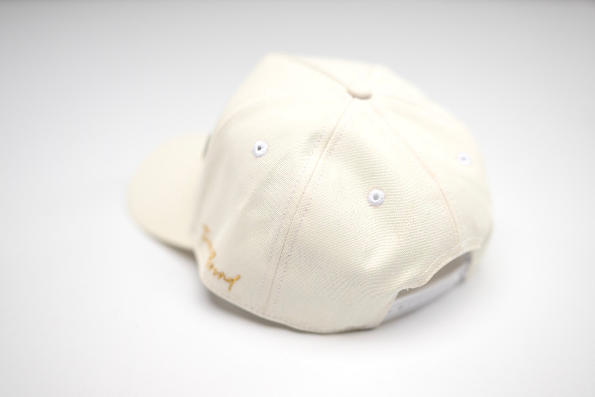UV-ACTIVATED - WHITE into BLUE