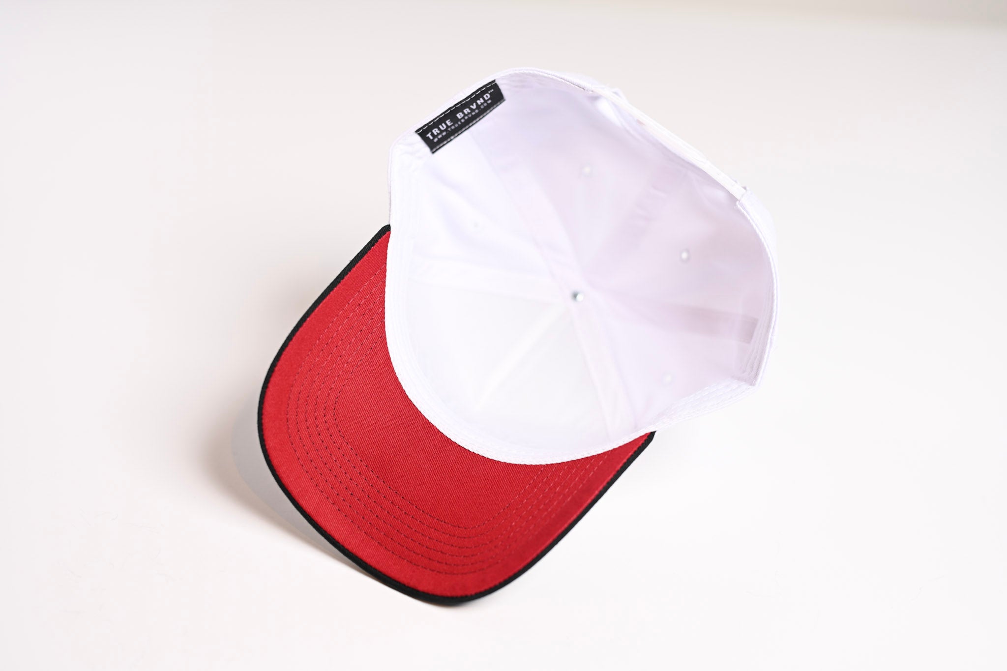 Precurved Dallas snapback - BLACK / WHITE w/ red under-brim
