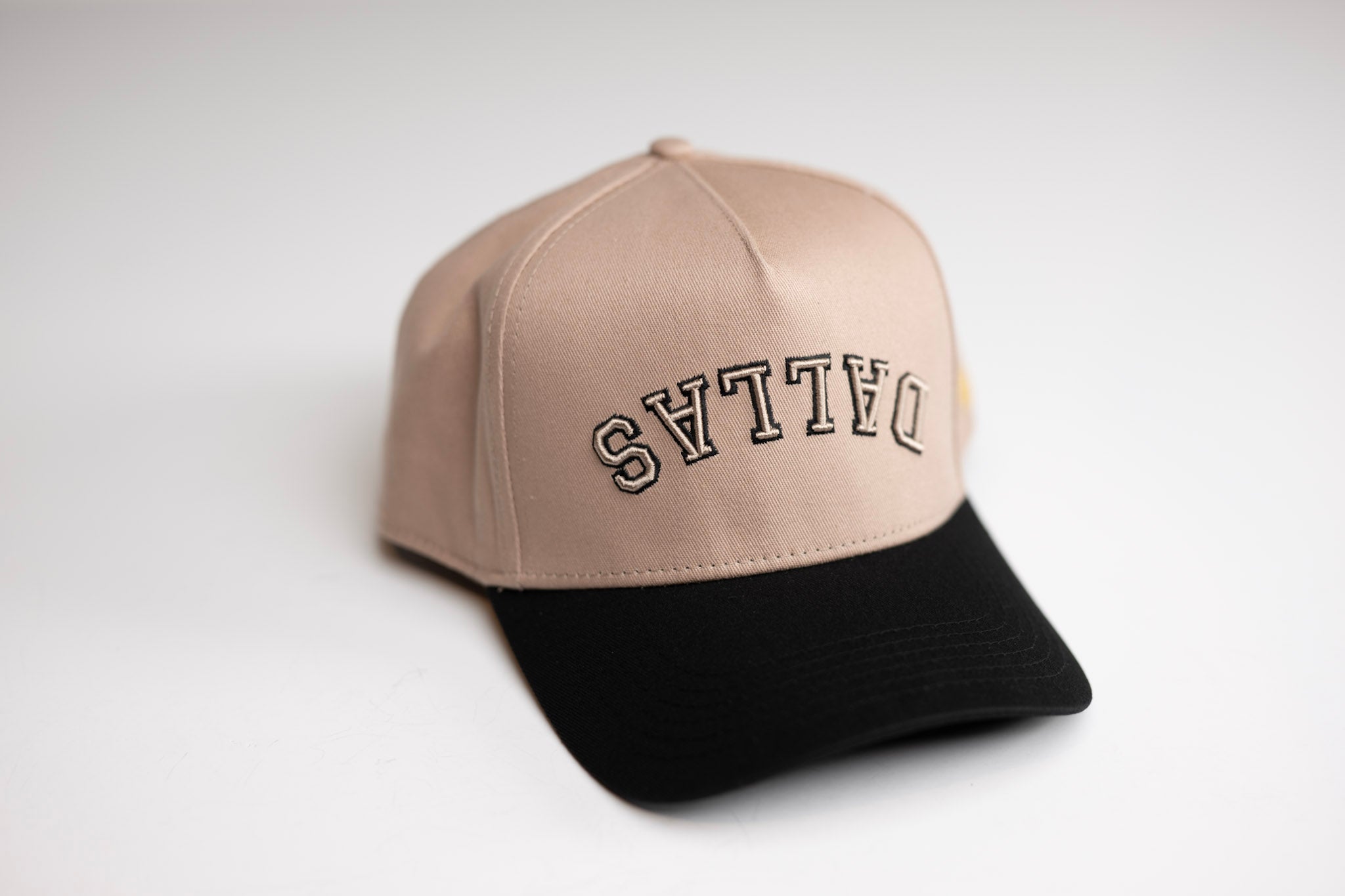 Precurved Dallas snapback - BLACK / PALE MAUVE