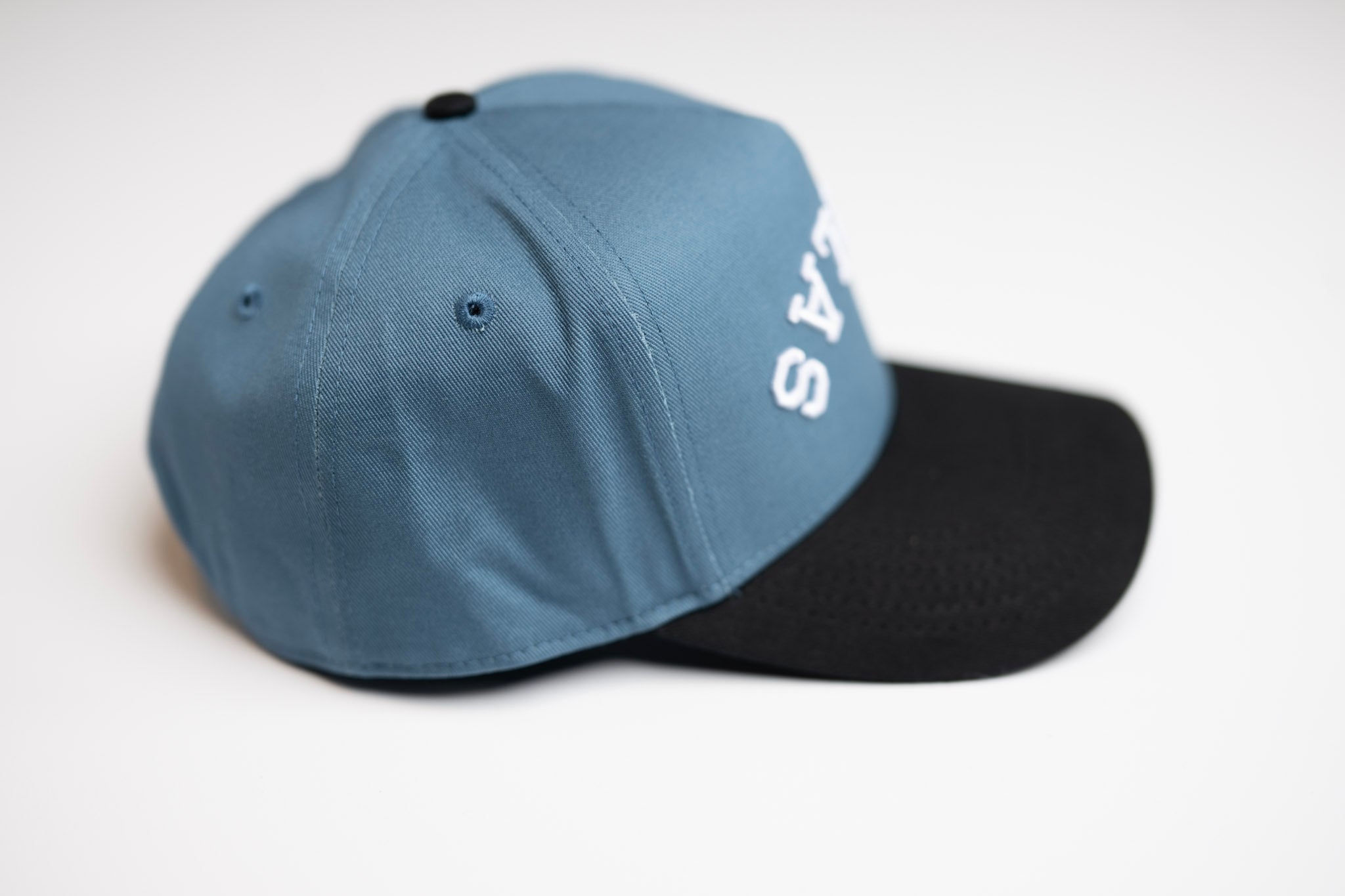 Precurved Dallas snapback - BLACK / STEEL BLUE