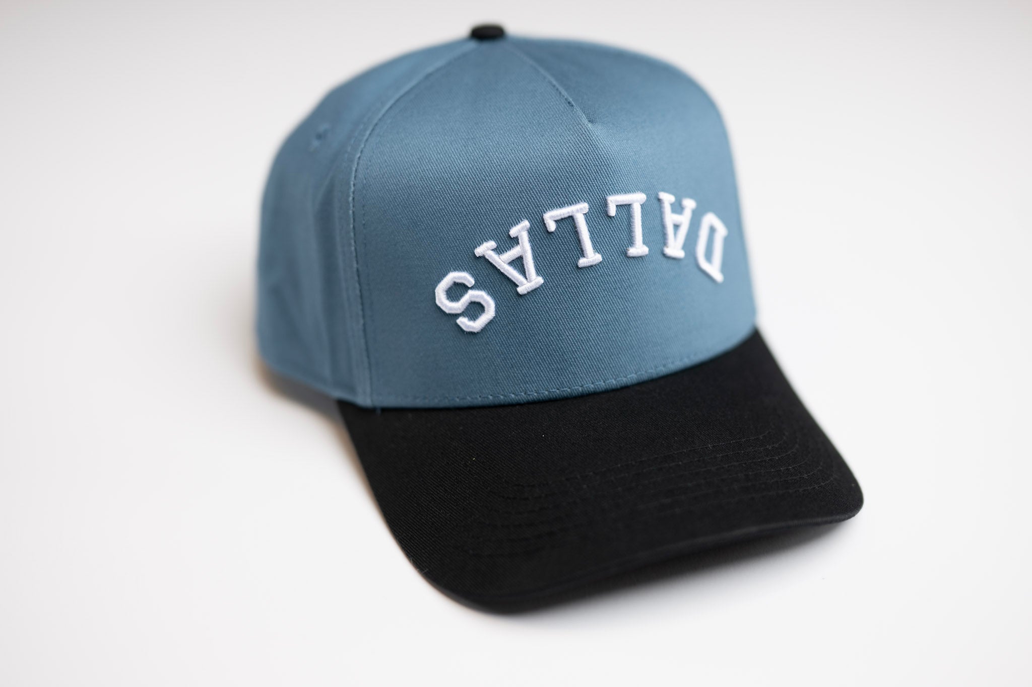 Precurved Dallas snapback - BLACK / STEEL BLUE