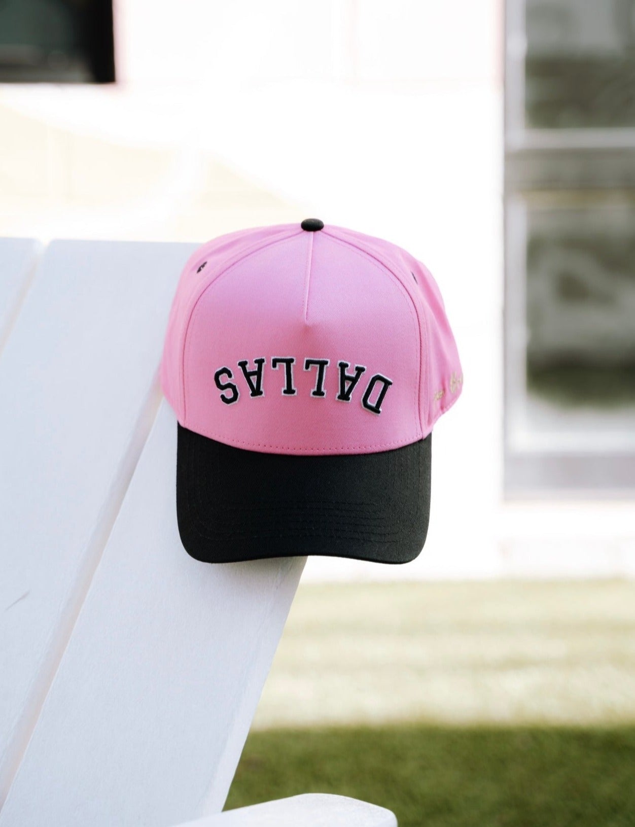 Precurved Dallas snapback - BLACK / PINK