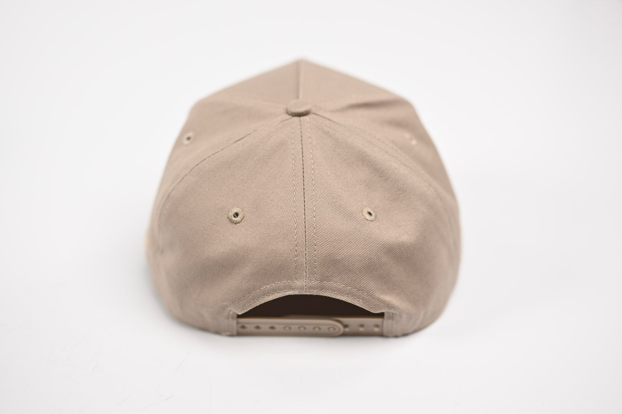 Precurved Dallas snapback - TONAL SAND