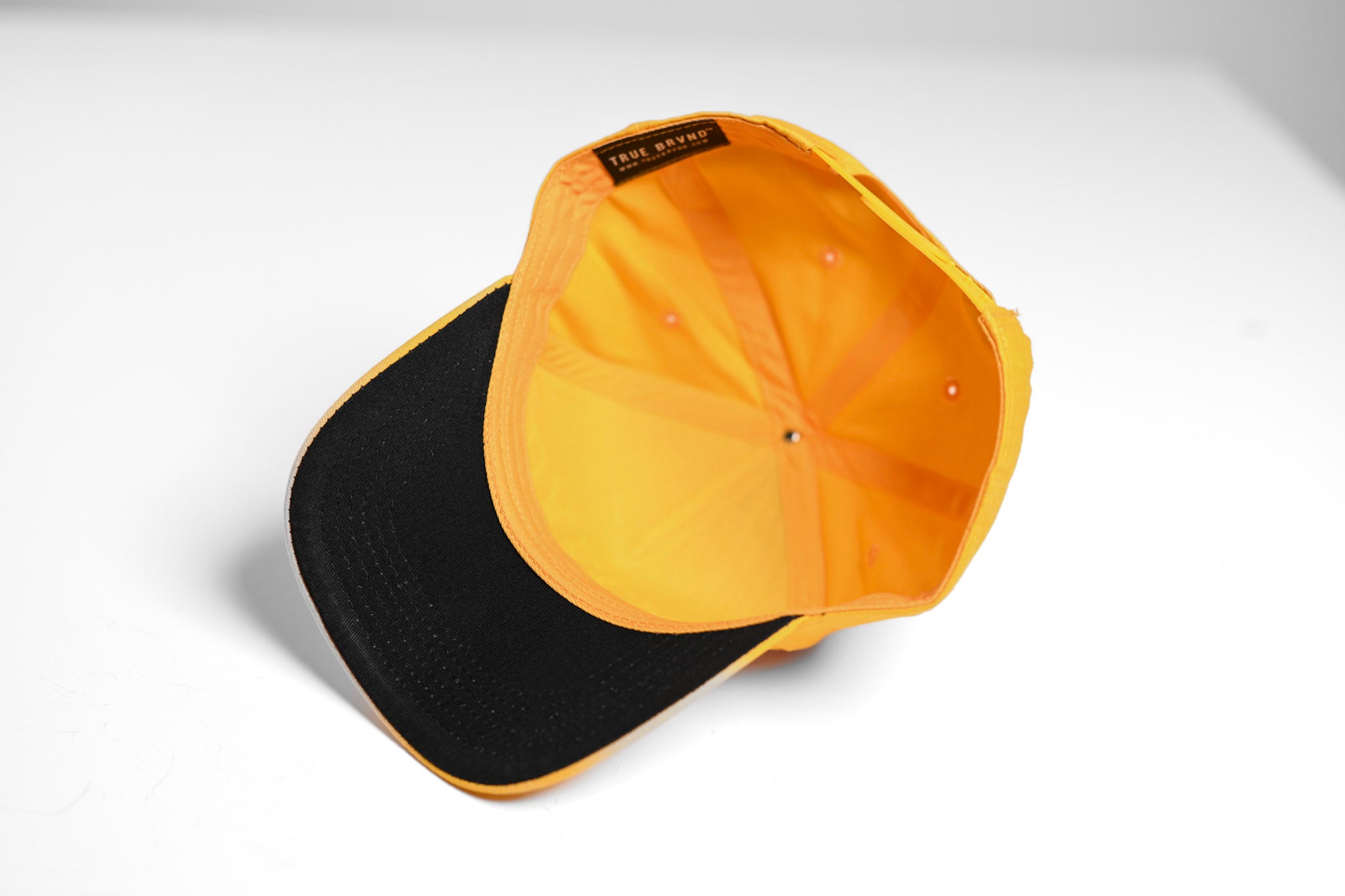 Precurved Dallas snapback - YELLOW w/ Black underbrim