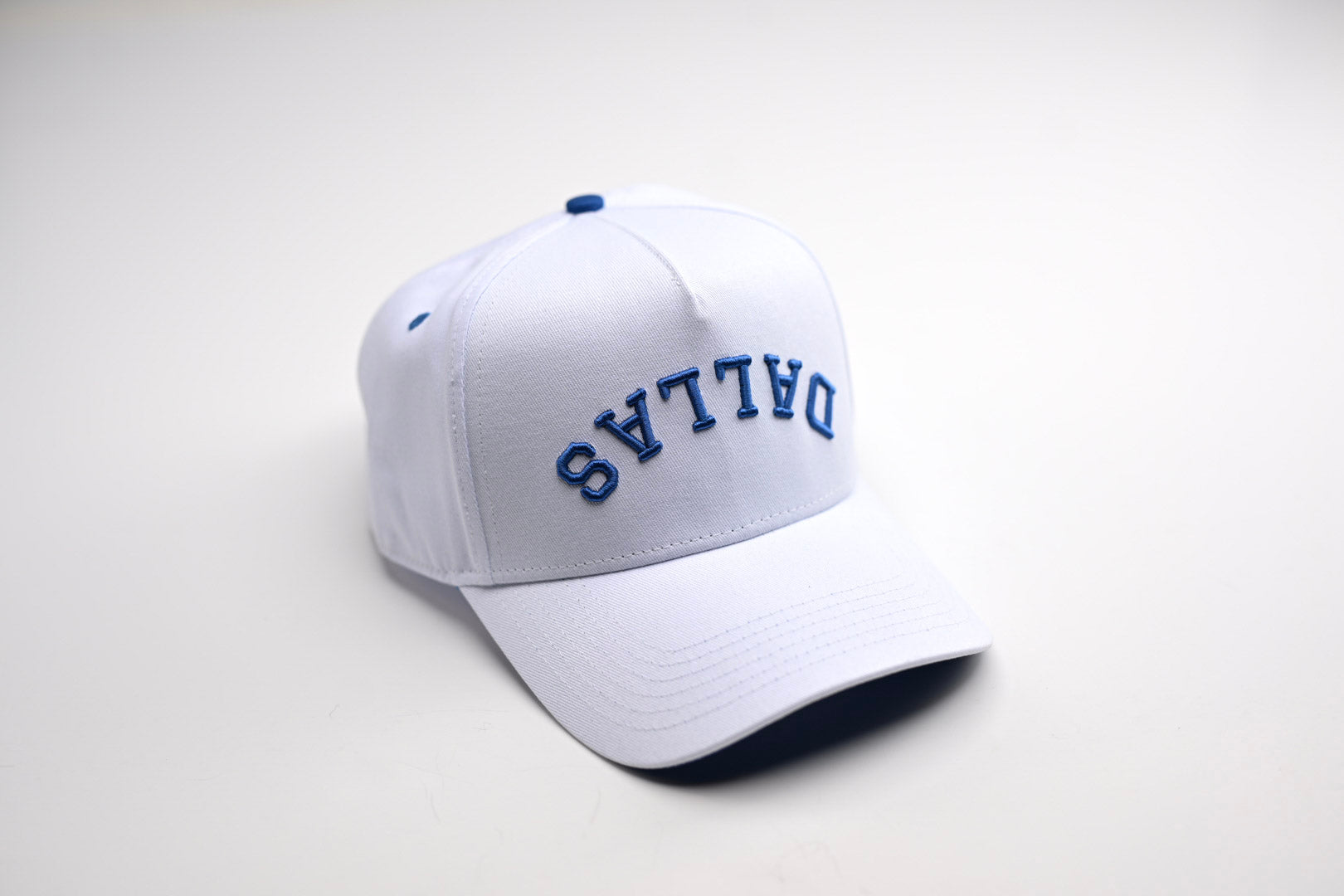 Precurved Dallas snapback - WHITE w/ ROYAL ACCENTS