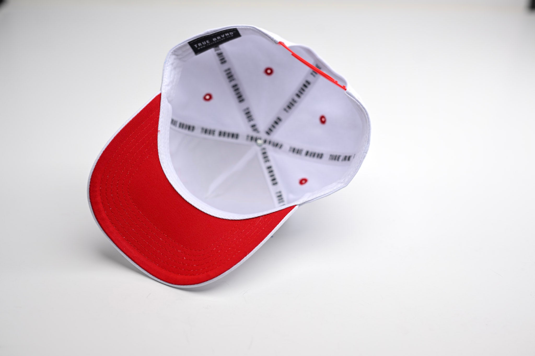 Precurved Dallas snapback - WHITE w/ RED ACCENTS
