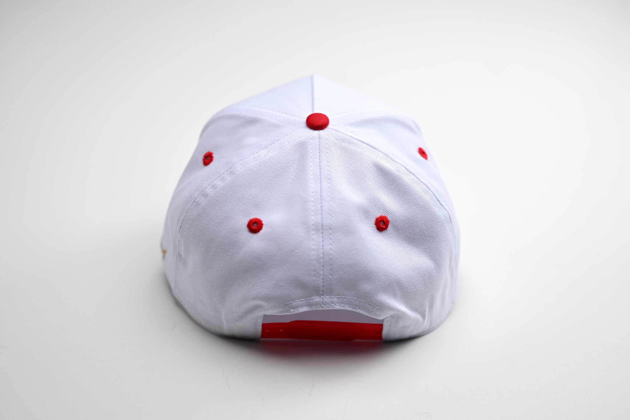 Precurved Dallas snapback - WHITE w/ RED ACCENTS