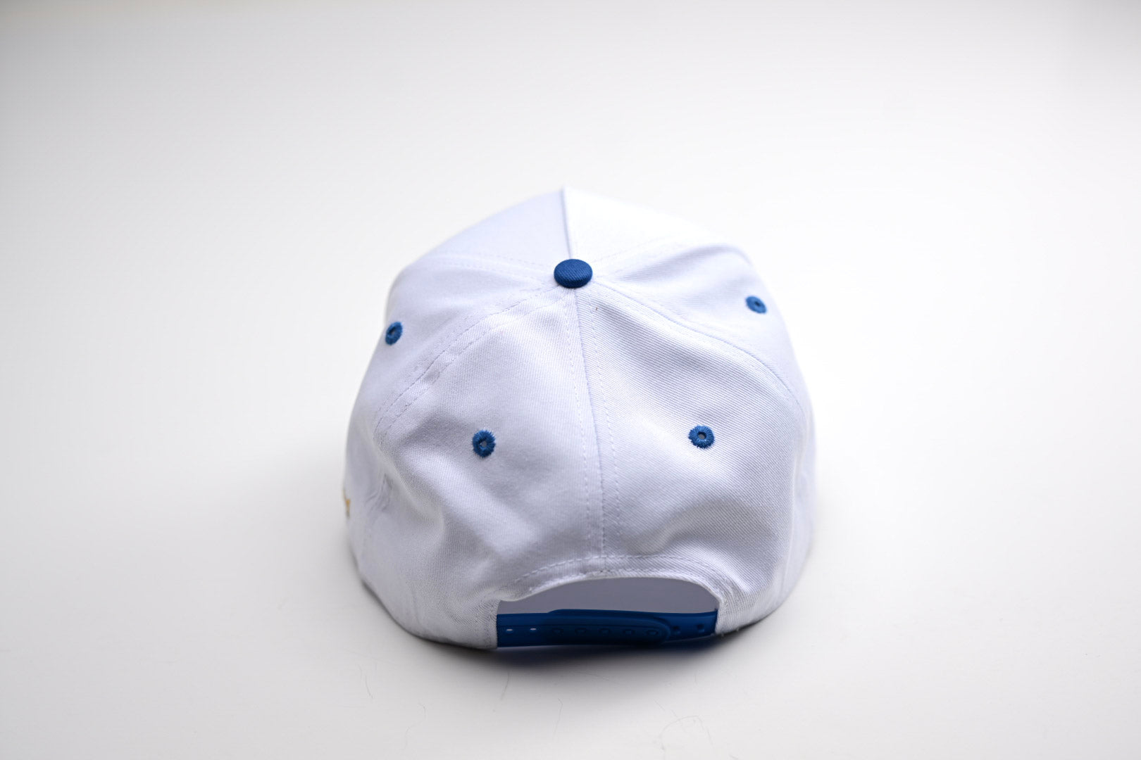 Precurved Dallas snapback - WHITE w/ ROYAL ACCENTS