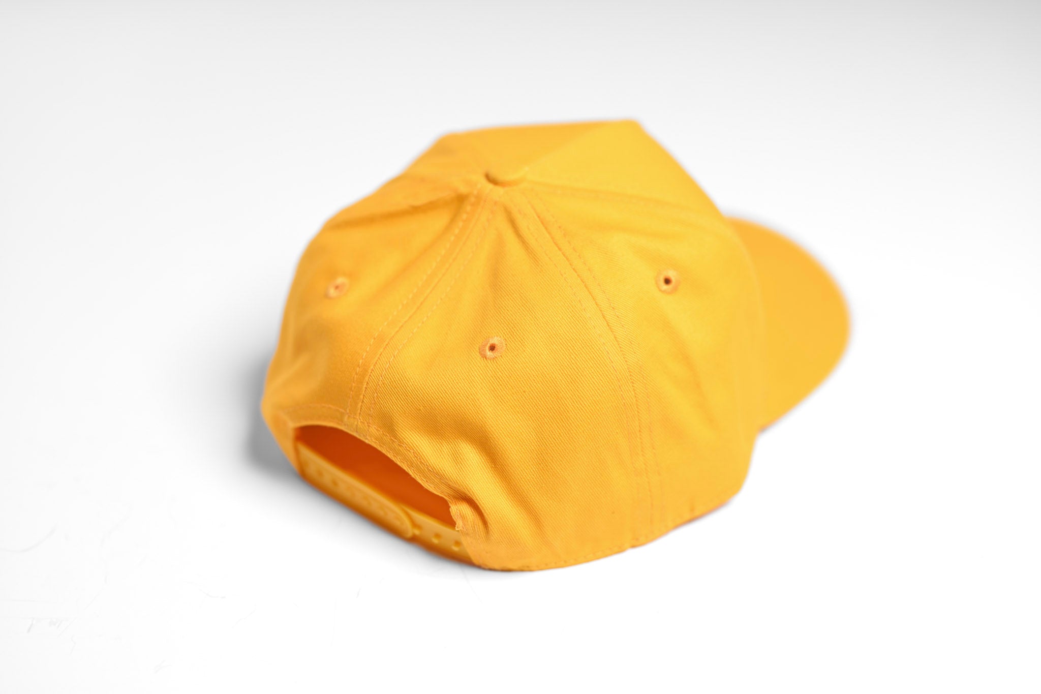 Precurved Dallas snapback - YELLOW w/ Black underbrim