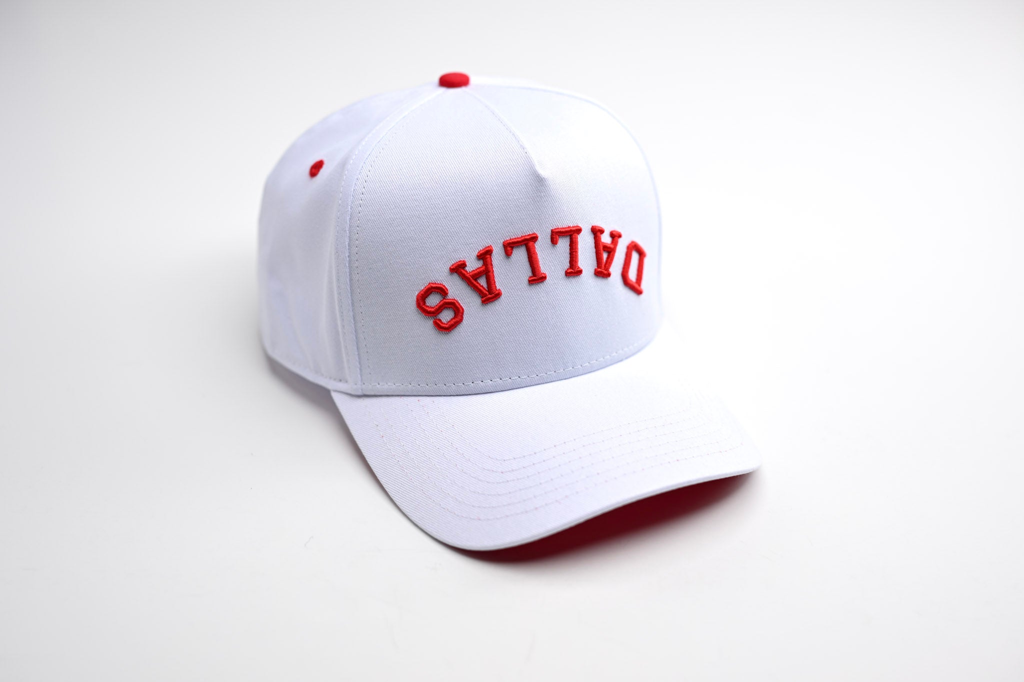 Precurved Dallas snapback - WHITE w/ RED ACCENTS