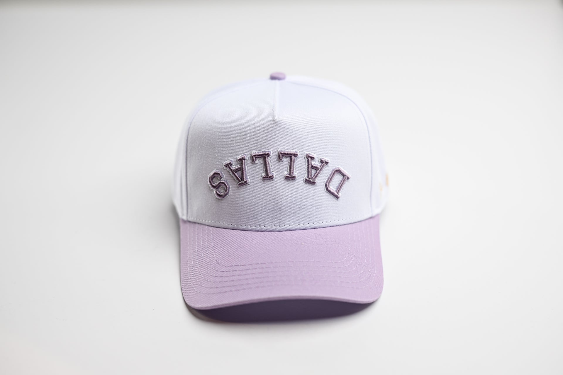 Precurved Dallas snapback - LAVENDER / WHITE