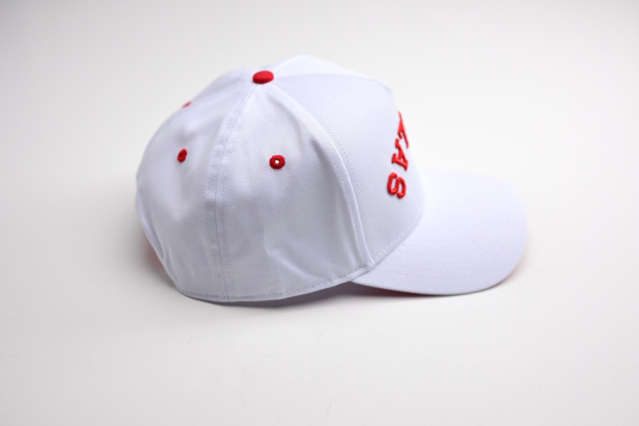 Precurved Dallas snapback - WHITE w/ RED ACCENTS