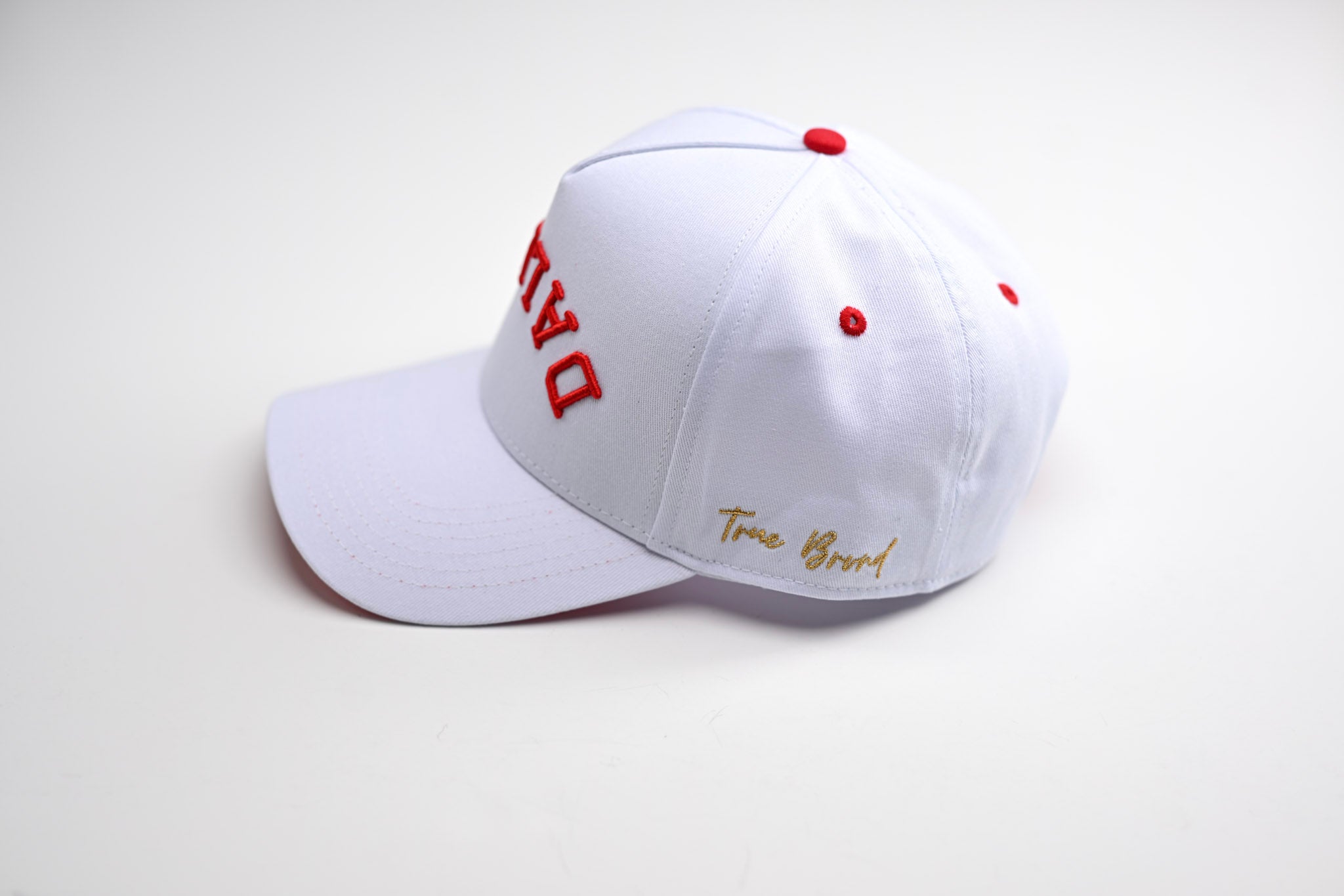 Precurved Dallas snapback - WHITE w/ RED ACCENTS