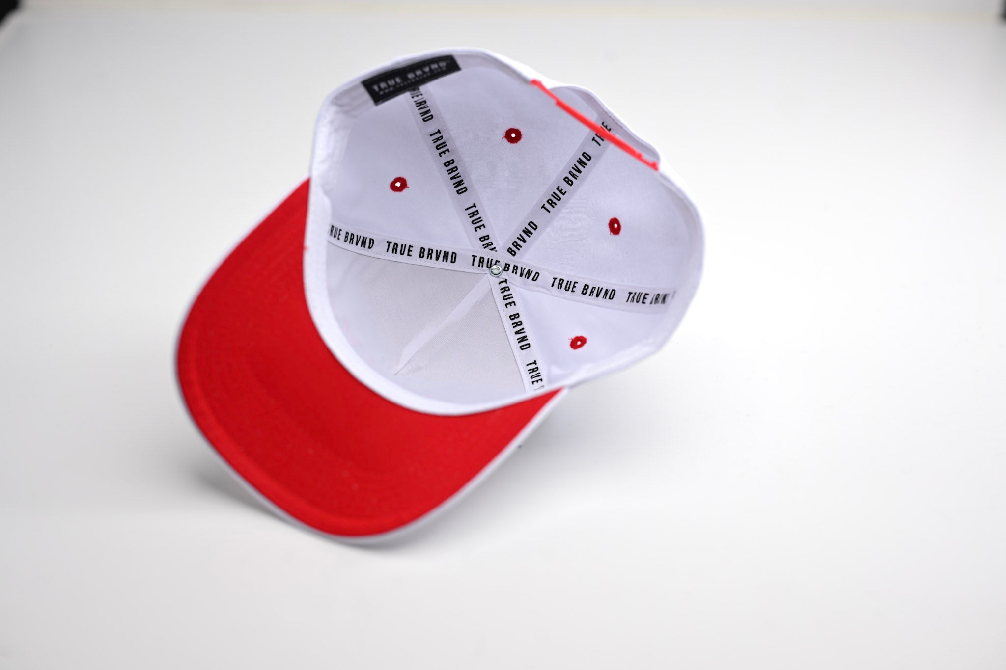 Precurved Dallas snapback - WHITE w/ RED ACCENTS