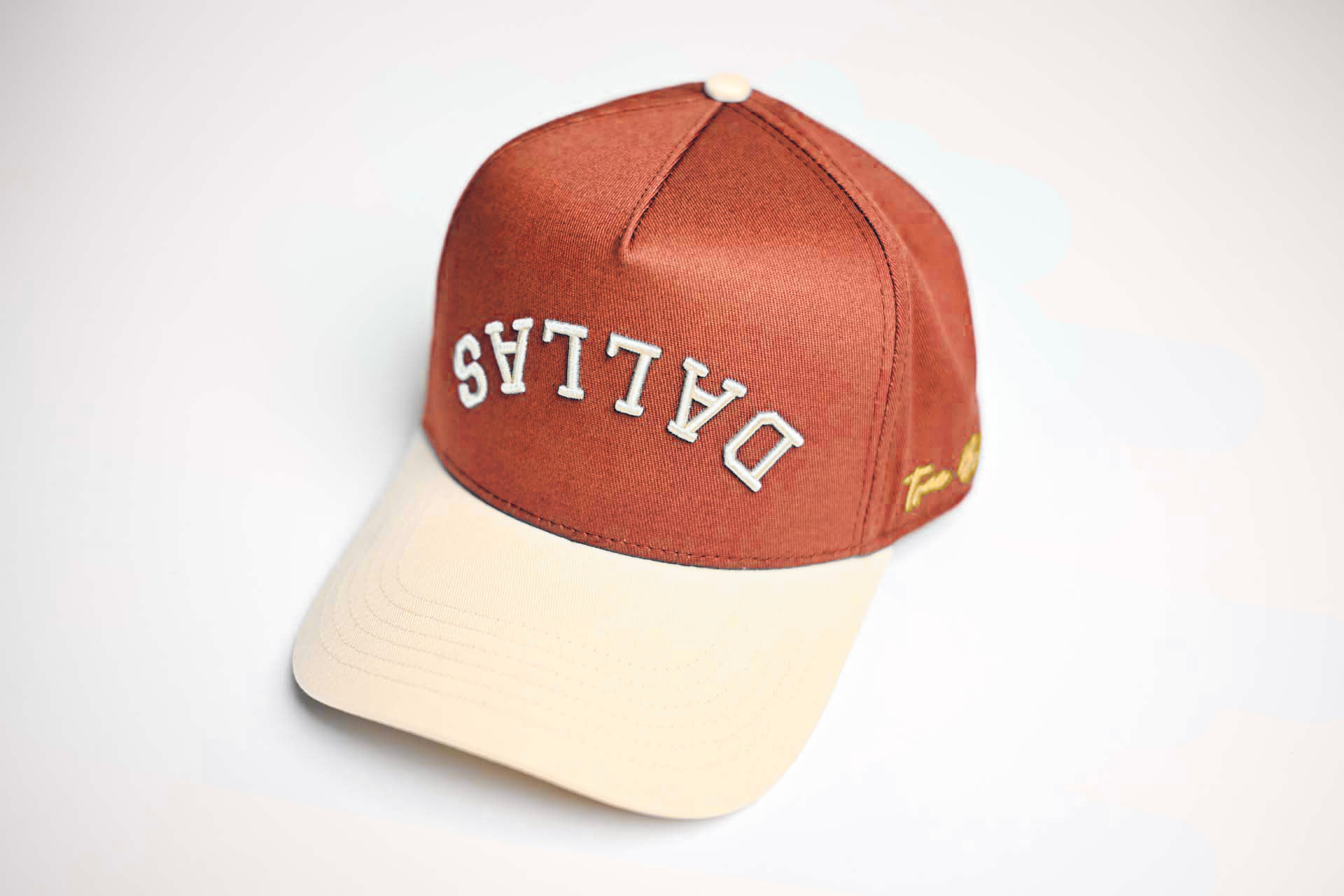 Precurved Dallas snapback - OFFWHITE / RUST