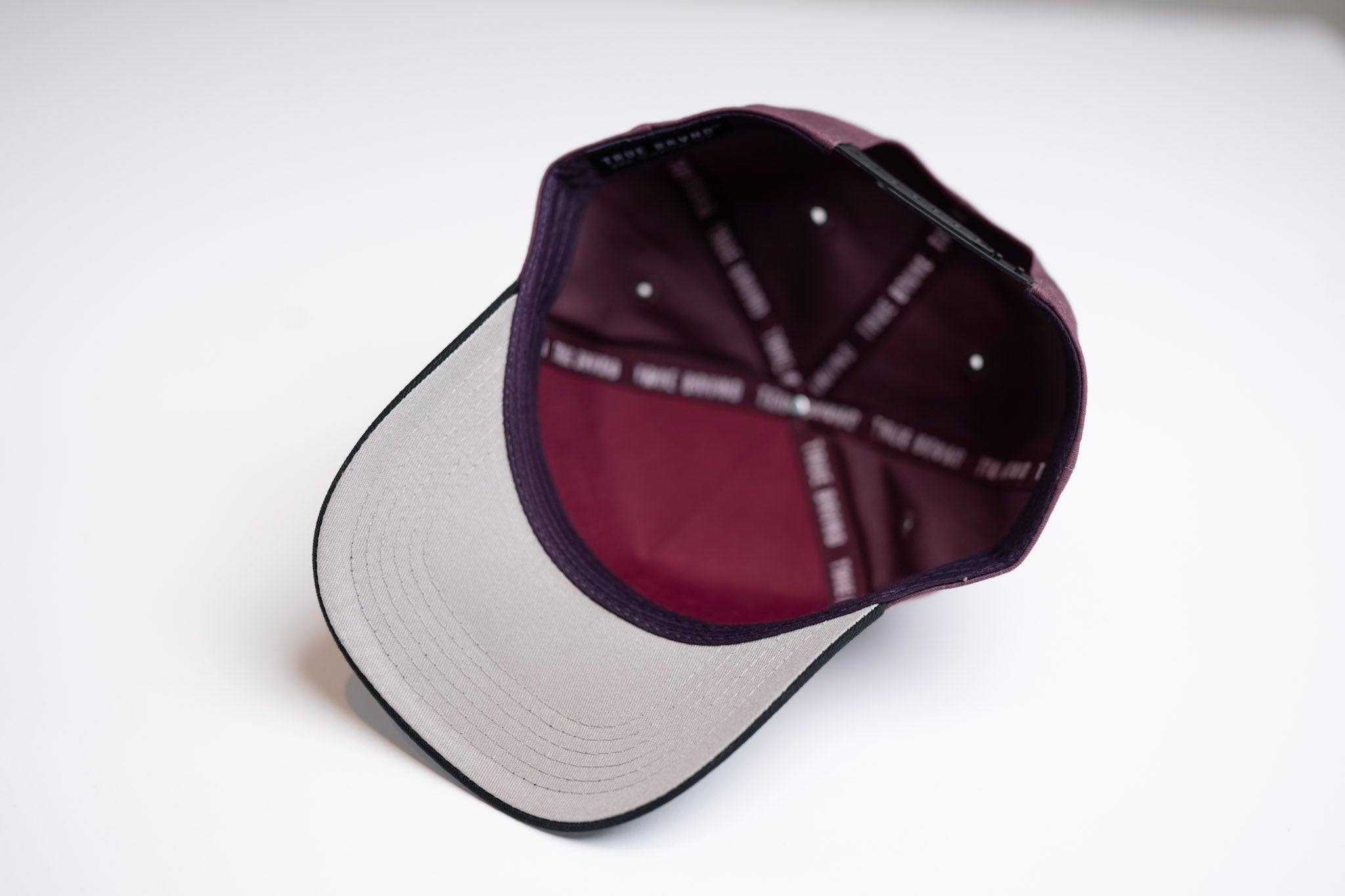 " Plum " - Precurved Dallas snapback - BLACK / MAROON