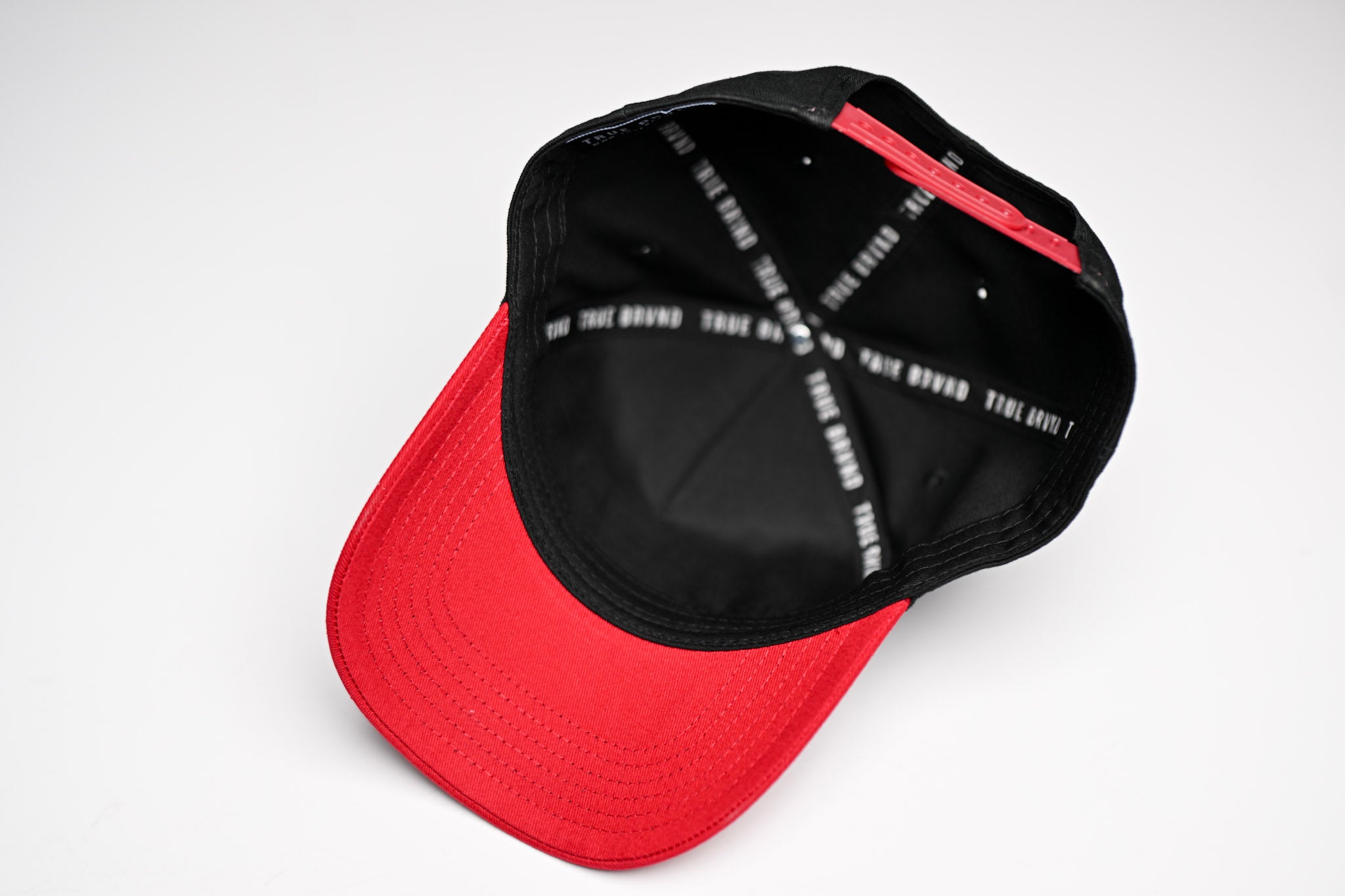 Precurved Dallas snapback - RED / BLACK