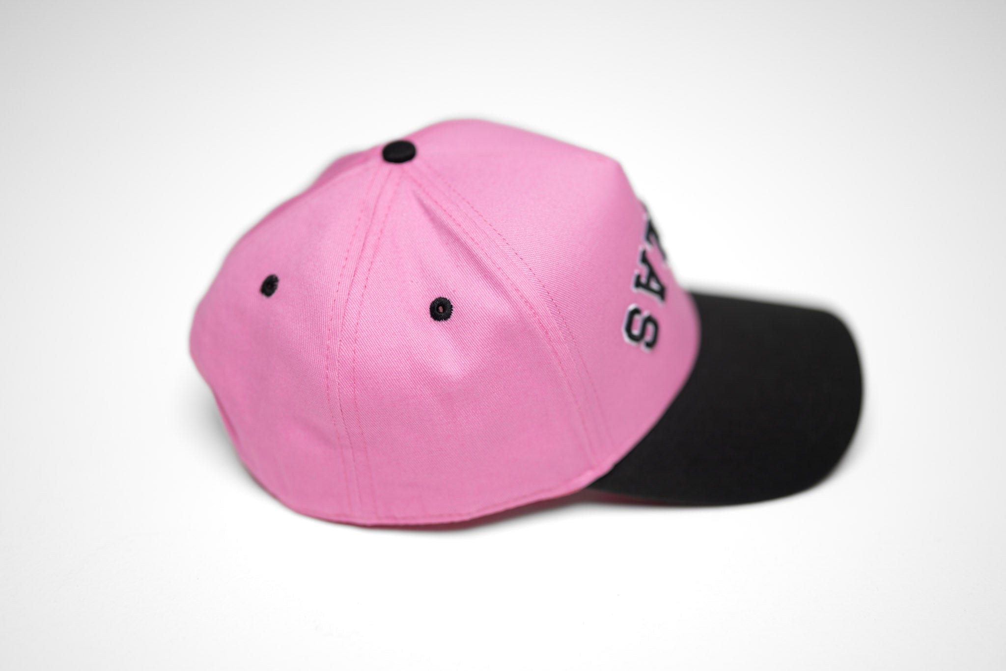 Precurved Dallas snapback - PINK / WHITE – True Brvnd